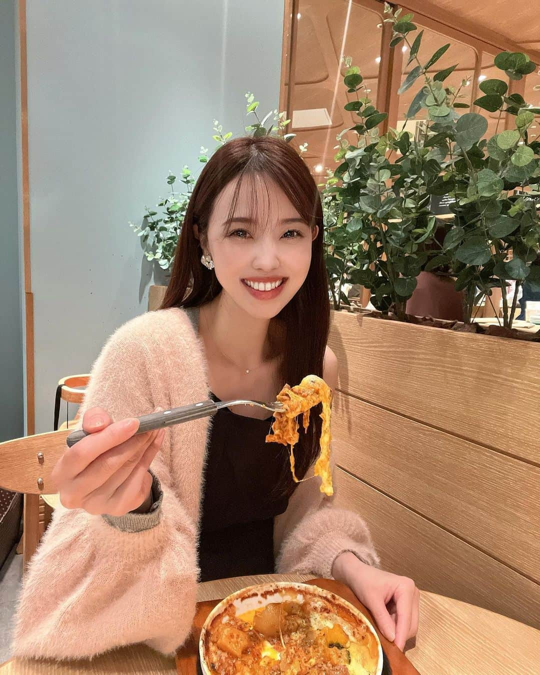 垰智子のインスタグラム：「食欲の秋、到来🍁 寒い日も増えて来たこの頃🍂 . あつあつで、トロ〜りとろけるチーズたっぷりの 期間限定メニュー🫕 北海道産ホエー豚と秋野菜のグラタンを食べに @cheese.kitchen.racler.shibuya へ🧀 . 現在、渋谷ヒカリエレストラン街で11月5日まで開催中の秋の飲食フェア🧀🫕 撮れ感グルメ😆 . チーズ専門店の@cheese.kitchen.racler.shibuya の グラタンはチーズの味が濃厚で、秋野菜がごろっと 入っててとっても美味しかったぁ😋 . チーズが濃厚だから、赤ワインを飲みながらも最高に合うはず🍷✨ . 今回の撮れ高グルメは、ディナータイムのみ提供だから、ぜひ夜ごはんに行ってみてね🍽️ . 秋の飲食フェア🍂 10月12（木）〜11月5日（日） . CHEESE KITCHEN RACLER　7F ※ディナータイム （17：00～23：00 LO.22:00） . . #PR #渋谷ヒカリエ #撮れ感グルメ #渋谷グルメ #hikarie #shibuya #shibuyahikarie #グラタン #food #foodgram」