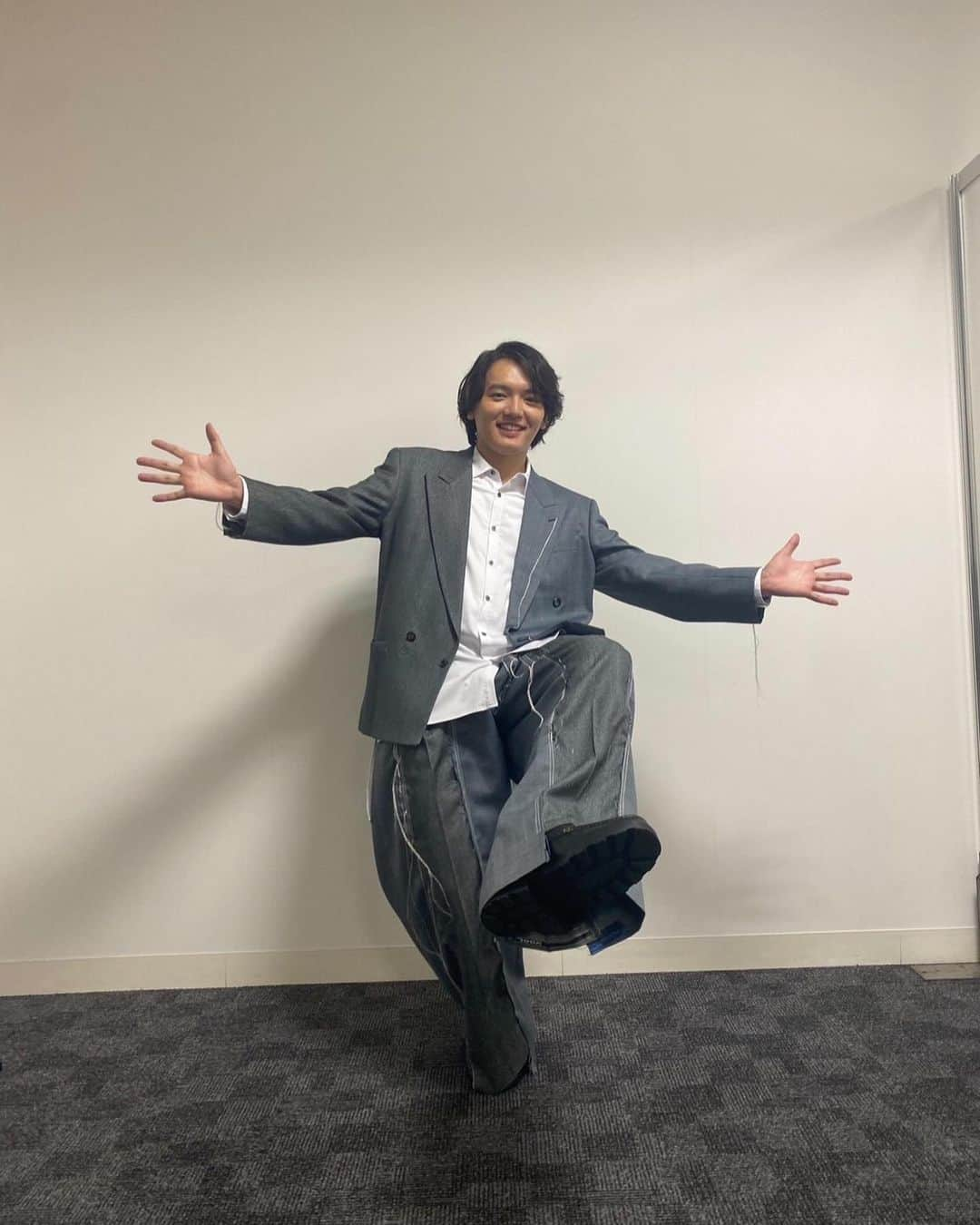 濱田龍臣のインスタグラム：「#なりきりワールド   オープニングセレモニー&新作発表会ありがとうございました！！  新作てんこもりでしたね☺️  久しぶりの変身、そしてウルトラレプリカジードライザーも！！  明日10時より予約開始です！  なりきりワールドも、明日10時より開催なので、是非足をお運び下さい！！ 夢と希望に溢れた世界です！！🌎  Today's coordinate  @ayne_doppio」