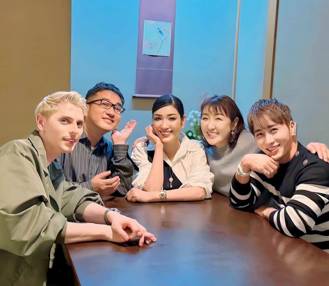 Atsushiのインスタグラム：「. . 以前出演させていただいた 日テレ『5 ライフセイバーズ』という番組にて、 アンさんの召集したお友達チームで、 番組ラストのクイズ対決に勝っていただいた、 伊勢重のお食事券ですき焼きー🥩  北斗晶さん、中西茂樹さん、小原ブラスさん。 収録中はご挨拶が出来たくらいだったので、 和気藹々、美味しいお肉をいただきながら、 楽しくおしゃべりさせていただきましたー。  いつも素敵なアンさん、お友達の皆さまも とっても素敵な方々で、たくさん笑った夜でした✨  食後はマンダリンのバーで、 エスプレッソマティーニ🍸  Lovely catch up with @ahnmikaofficial @hokutoakira_official @nasunakanakanishi @kobara.vlas , enjoyed SUKIYAKI!!  #楽しい時間をありがとうございました♥️」