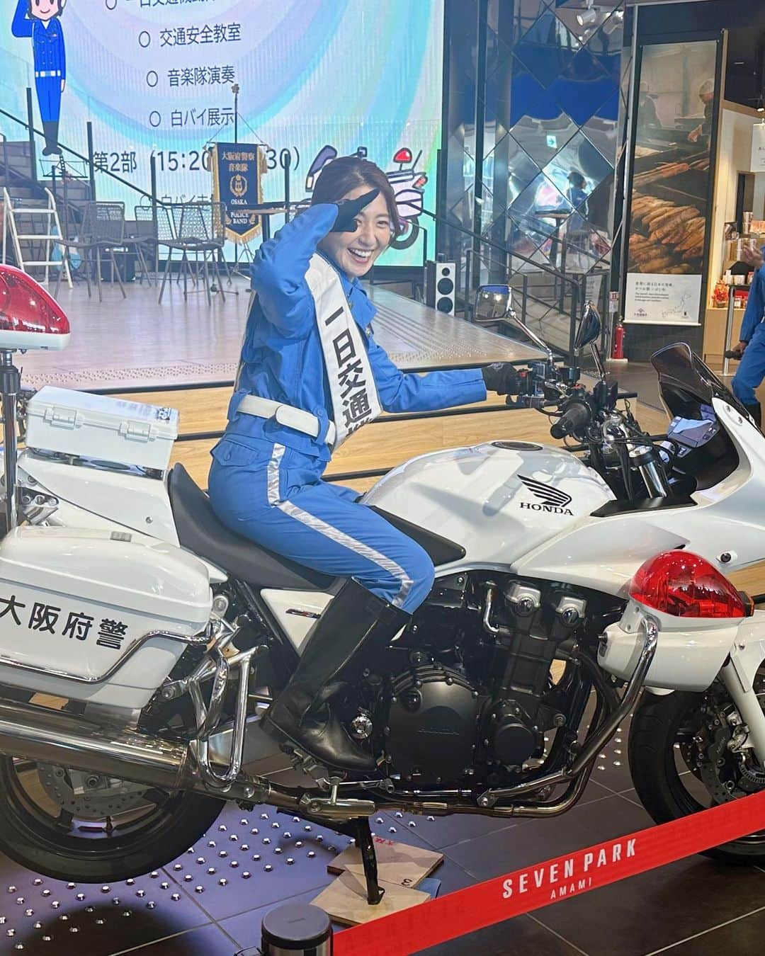 久野静香さんのインスタグラム写真 - (久野静香Instagram)「＊ この度、大阪府警の 一日交通機動隊長を務めさせていただきました！！ ⁡ 白バイ隊員の方と同じ制服を身にまとい、 さらには白バイに跨らせていただき… 身の引き締まる思いです！！ ⁡ 安全運転、かもしれない運転を心がけ、 これからも、とことんバイクを楽しみましょう😊 ⁡ #大阪府警 #一日交通機動隊長」10月19日 21時34分 - shizuka_kuno