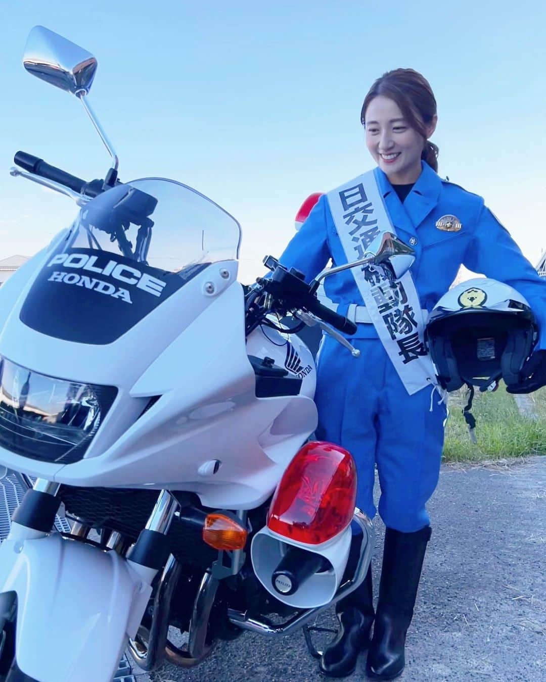 久野静香さんのインスタグラム写真 - (久野静香Instagram)「＊ この度、大阪府警の 一日交通機動隊長を務めさせていただきました！！ ⁡ 白バイ隊員の方と同じ制服を身にまとい、 さらには白バイに跨らせていただき… 身の引き締まる思いです！！ ⁡ 安全運転、かもしれない運転を心がけ、 これからも、とことんバイクを楽しみましょう😊 ⁡ #大阪府警 #一日交通機動隊長」10月19日 21時34分 - shizuka_kuno