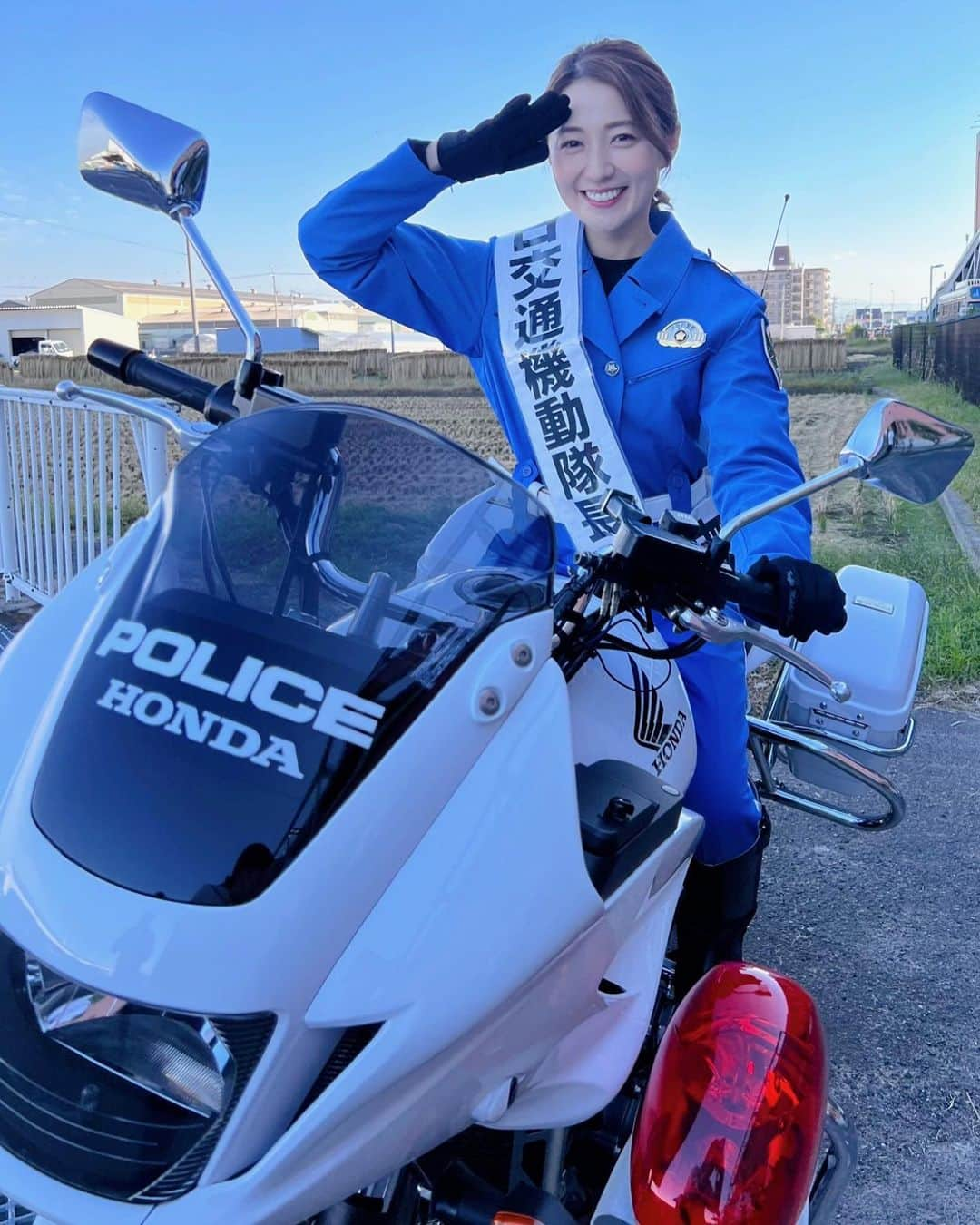 久野静香さんのインスタグラム写真 - (久野静香Instagram)「＊ この度、大阪府警の 一日交通機動隊長を務めさせていただきました！！ ⁡ 白バイ隊員の方と同じ制服を身にまとい、 さらには白バイに跨らせていただき… 身の引き締まる思いです！！ ⁡ 安全運転、かもしれない運転を心がけ、 これからも、とことんバイクを楽しみましょう😊 ⁡ #大阪府警 #一日交通機動隊長」10月19日 21時34分 - shizuka_kuno