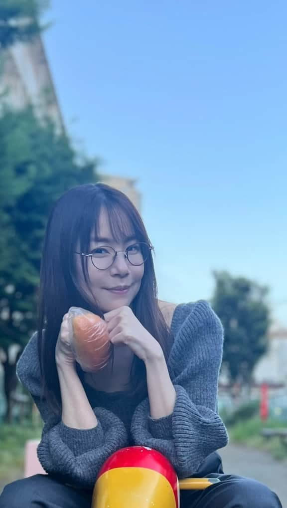 野村麻純のインスタグラム：「⁡ クリームパンを貰ったので一緒に散歩しました。 ⁡ ⁡ ⁡ ⁡ 途中、自分がオバケのQ太郎に見えて思わず..😂 Q太郎で検索して1番最初に出た画像を見ながら 久しぶりにApple Pencilを使って描いてみました。 ⁡ Q太郎が手に持っている謎の物体は 私があげたクリームパンです。 ⁡」