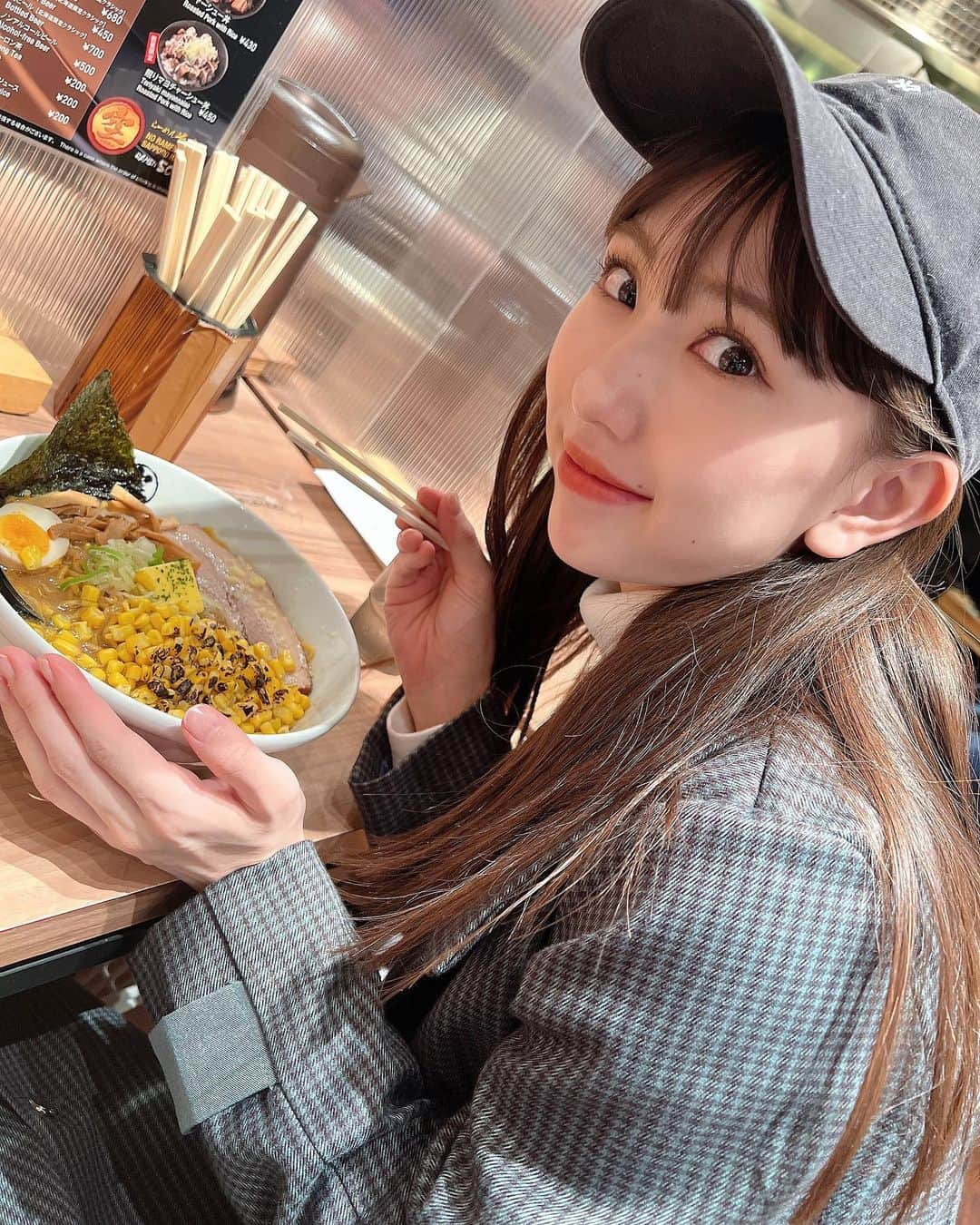 熊崎晴香さんのインスタグラム写真 - (熊崎晴香Instagram)「⁡ ⁡ 北海道の思い出🍜 ⁡ 今回も時間ギリギリでマネージャーさんと一緒にフードファイターした。 だけど、しっかり味わったよ🤤 美味しかったです🫶 ⁡ #北海道　#札幌　#ラーメン」10月19日 21時35分 - kumakuma9810