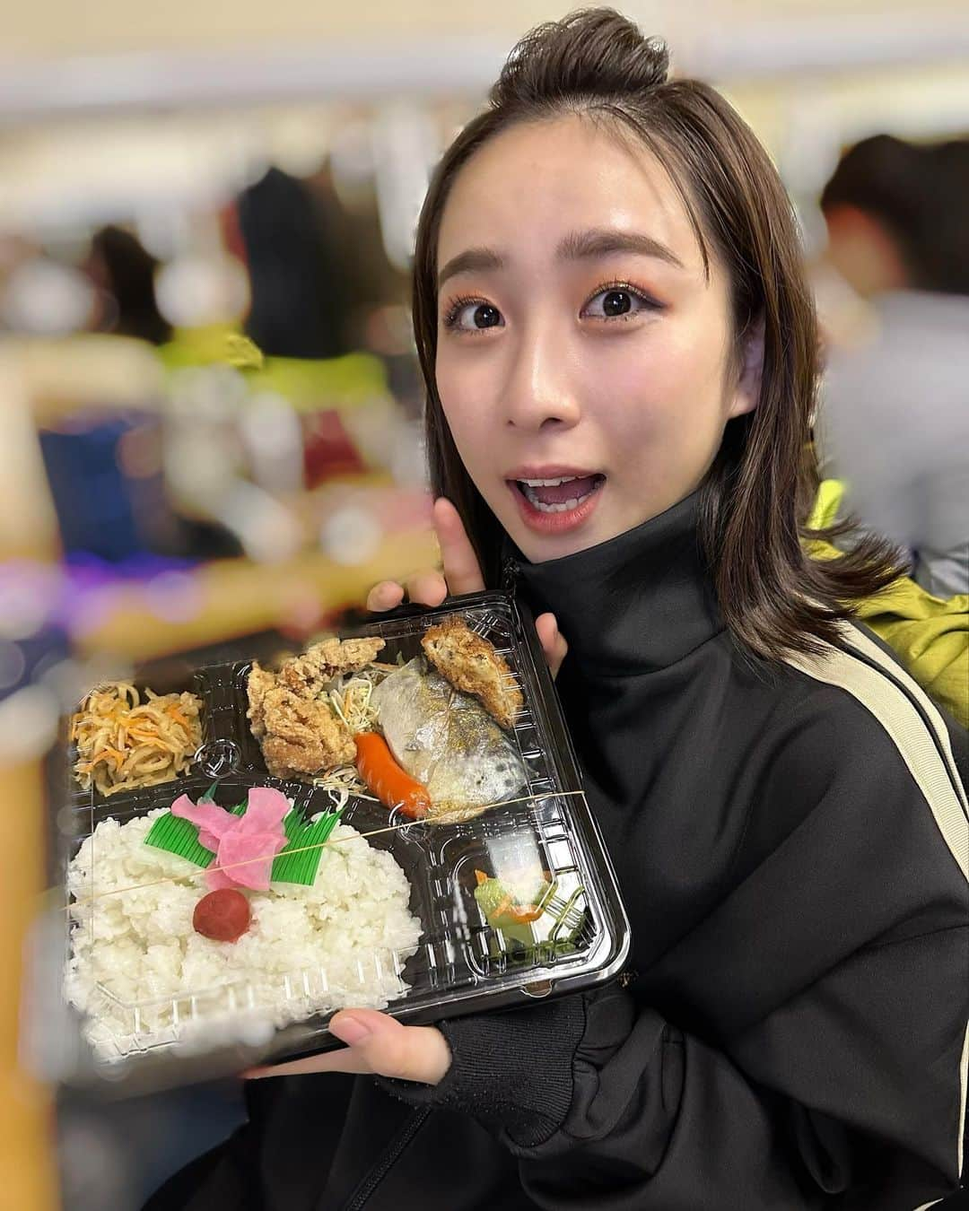 伊藤雨音のインスタグラム：「舞台初日終えたぞ〜!! 美味しいお弁当。幸せでした。 お弁当はお魚選びがち。美味しいよね🐟」