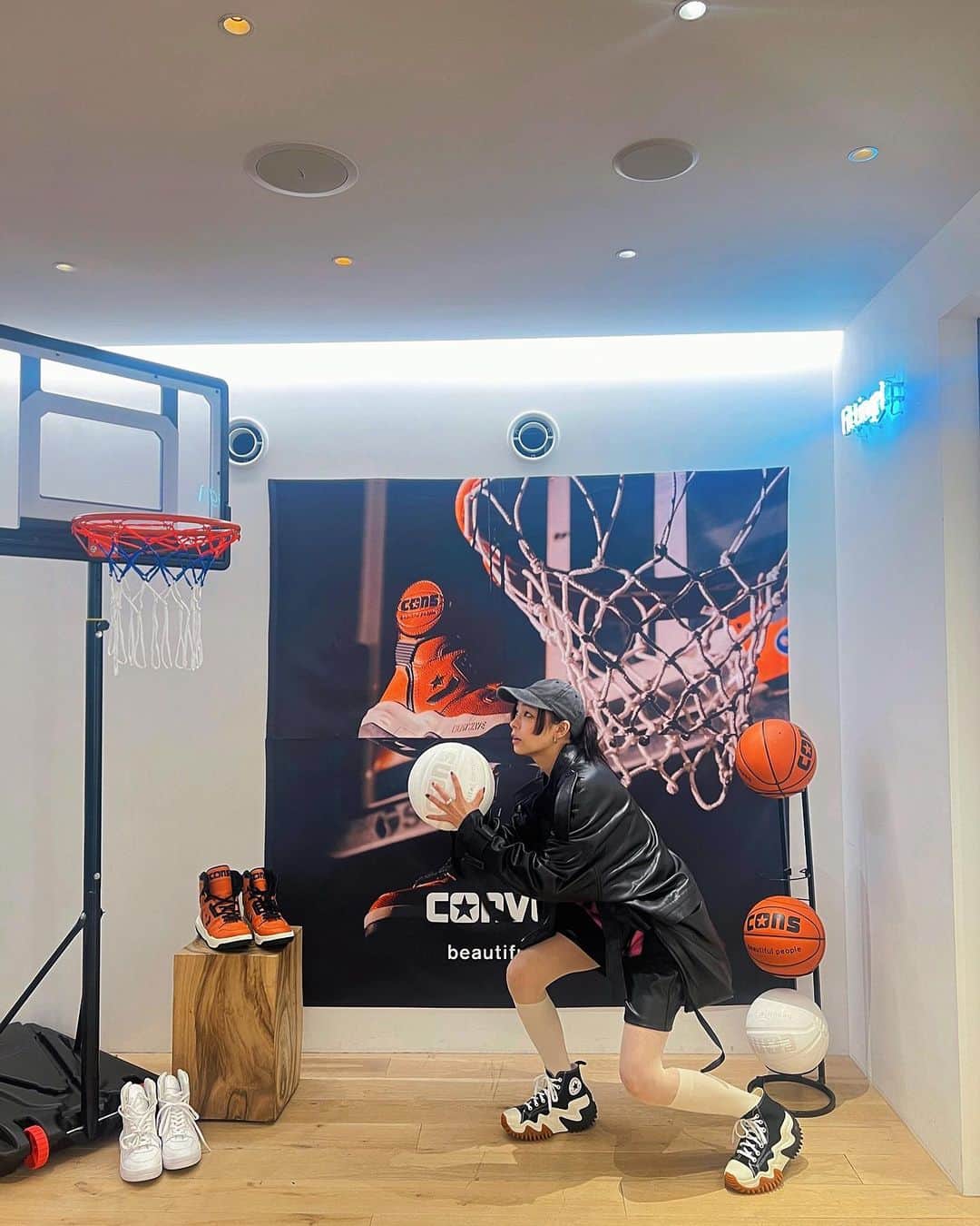 ジェニーさんのインスタグラム写真 - (ジェニーInstagram)「🏀🏀⛹  @beautifulpeople_officialsite の SSの展示会にお邪魔したのー！  入ったら賑やかだったので パシャパシャしてきたᕙ( ˙꒳​˙ )ᕗ  シュートを決めるフリをするが 途中でbpと @converse_jp との コラボシューズに目がついて"終"www しかも履いたwww  →からのご満悦。完。  #yesterday #ootd  #basketball #🏀 #コーデは黒フェイクレザー基調で #履いてた靴はおにゅー！」10月19日 21時39分 - _jenni_2017_
