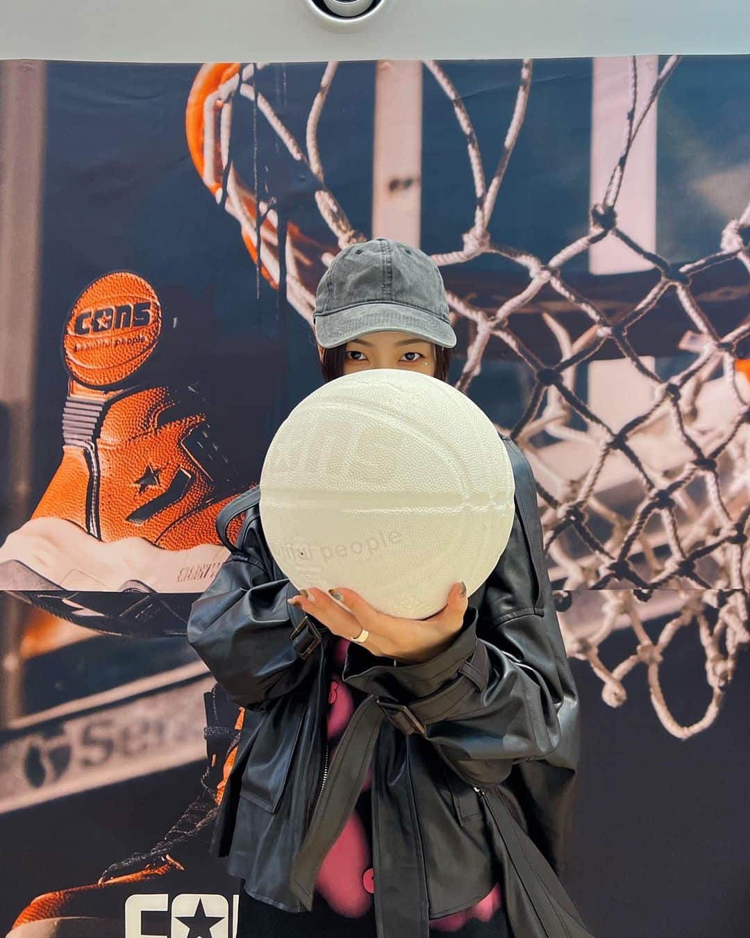 ジェニーさんのインスタグラム写真 - (ジェニーInstagram)「🏀🏀⛹  @beautifulpeople_officialsite の SSの展示会にお邪魔したのー！  入ったら賑やかだったので パシャパシャしてきたᕙ( ˙꒳​˙ )ᕗ  シュートを決めるフリをするが 途中でbpと @converse_jp との コラボシューズに目がついて"終"www しかも履いたwww  →からのご満悦。完。  #yesterday #ootd  #basketball #🏀 #コーデは黒フェイクレザー基調で #履いてた靴はおにゅー！」10月19日 21時39分 - _jenni_2017_