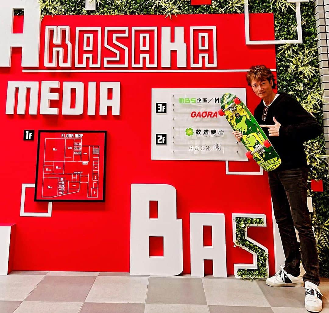 マイケル富岡のインスタグラム：「やっぱ スケートボードはめっちゃ楽しい〜‼︎ 最近 まったくノッテませんが…番組にてマイコー 煽りまくりま〜す ☆10月20日 金曜日NHK BS 23:20〜♪skateboarders r u ready!? #skateboard #skateboardtv #nhk #bs #スケートボードtv #マイケル富岡 #タレント #俳優 #スケボー #スケボーバラエティ #shooting #actor #actorslife #love #sports #akasakamediabase #armani #customculture #futurestars」