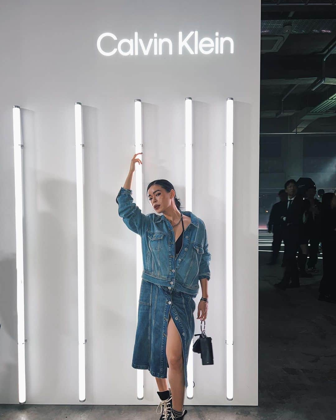 藤川ありすさんのインスタグラム写真 - (藤川ありすInstagram)「Calvin Klein Global Event in Tokyo カルバンクラインを着てpartyへ行ってきました! ドレスコードは "denim × black or white" 著名人がたくさんいて豪華なpartyだった🩶 AKさんも久々に会えたし、BTSも来てたしすごかった!!  @calvinklein #CalvinKlein #PR」10月19日 21時40分 - alice346_