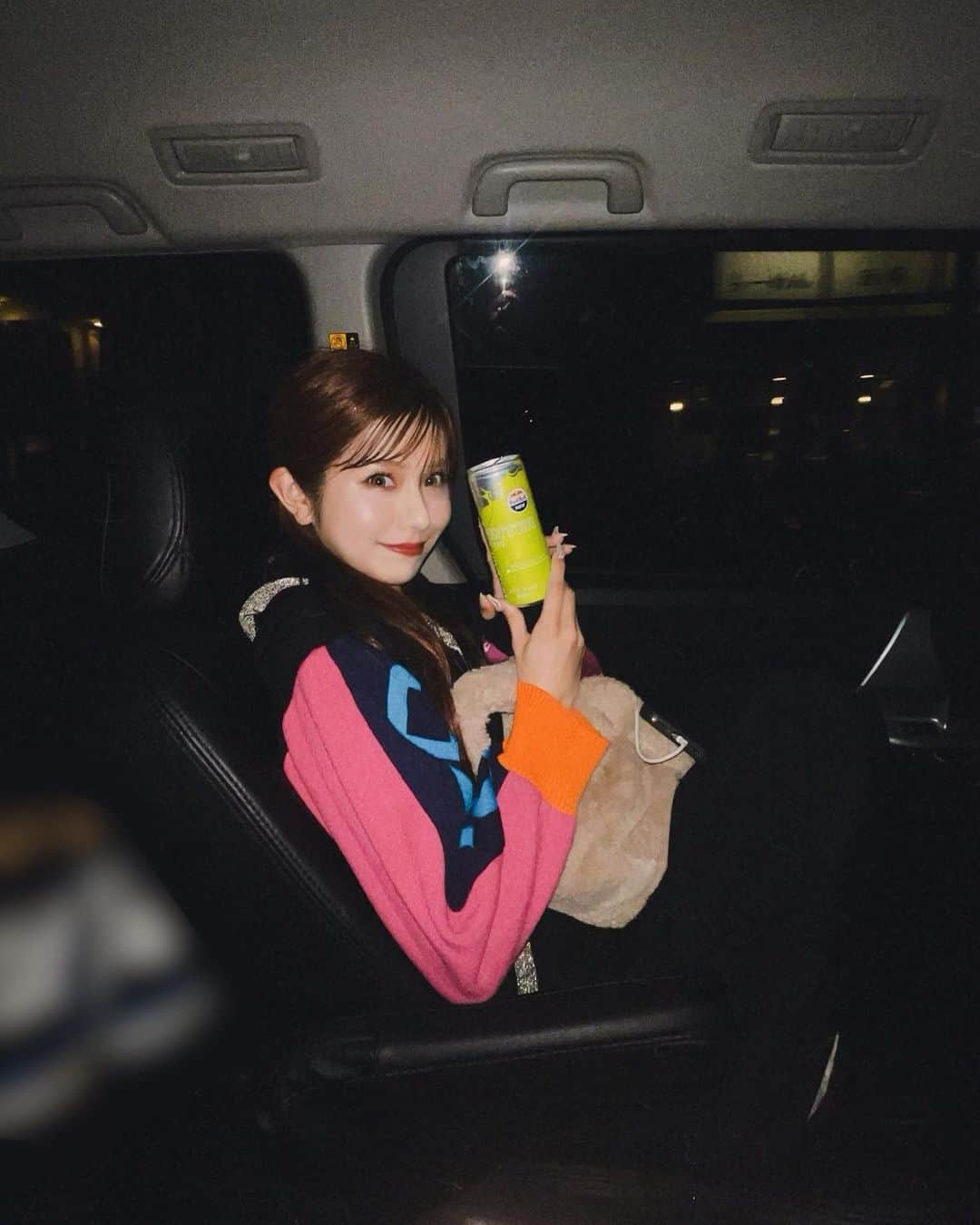 谷川愛梨のインスタグラム：「: 新作のRedBull美味し過ぎっ🍇💚  幕張のコストコ行ったよ〜！ 友達と行くの初めてでわくわくしたっ🏃👟 フードコートでジャンキーなもの沢山食べて 夜は韓国料理屋さんでサムギョプサルして お腹いっぱい幸せいっぱいな1日でした😋🍽  この間、炭酸パックしてから調子良さげ🐣🫶 ♡@unelimit_official  ♡@unelimit_cobo」