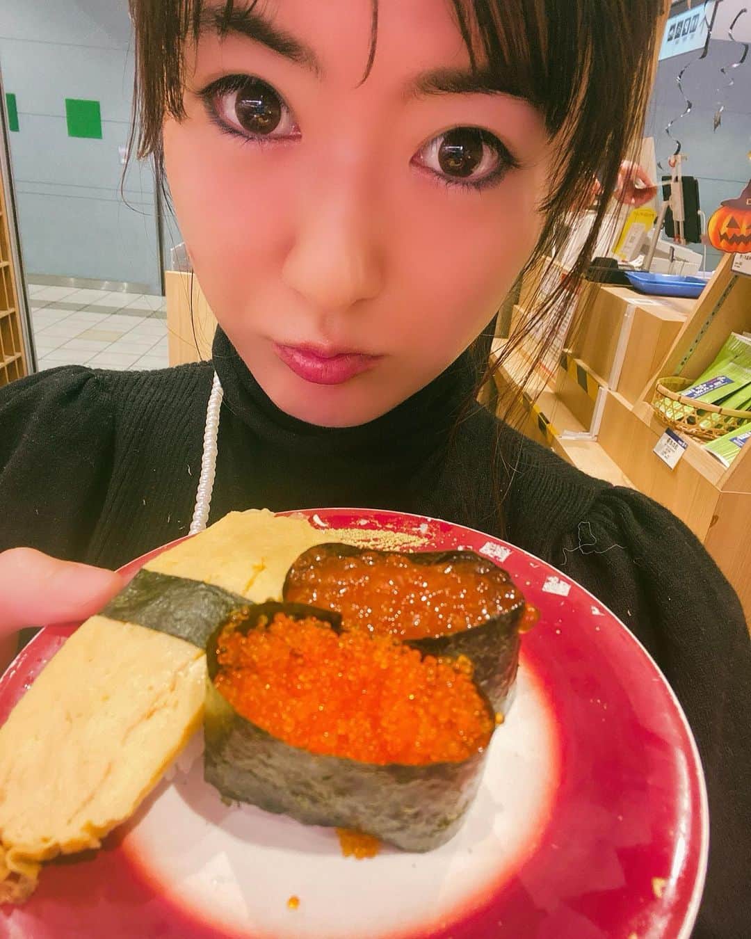 土屋智香さんのインスタグラム写真 - (土屋智香Instagram)「神社⛩️行くイメージで、回転寿司行ってきた😙 運気上昇⤴️ 幸せ😀😋うまい😋 #神社#寿司#すし#刺身#魚#回転寿司#ハイボール#酒#リフレッシュ#いくら#えんがわ#たこ#運気アップ #運気#東京#japan#japanese #japanesefood#海 #魚介#海鮮#夜ご飯#dinner#一人旅#一人」10月19日 21時51分 - moka_amolir