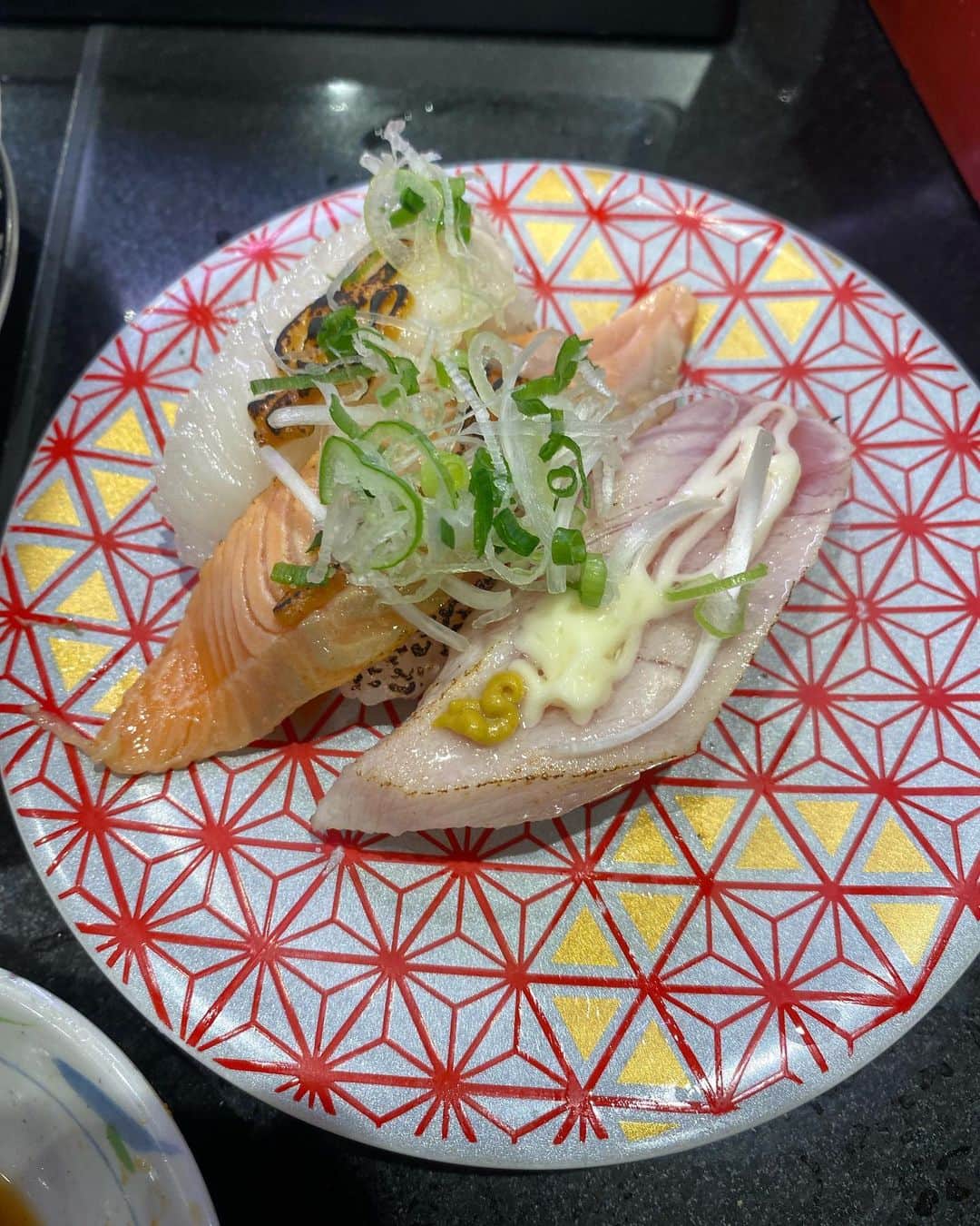 土屋智香さんのインスタグラム写真 - (土屋智香Instagram)「神社⛩️行くイメージで、回転寿司行ってきた😙 運気上昇⤴️ 幸せ😀😋うまい😋 #神社#寿司#すし#刺身#魚#回転寿司#ハイボール#酒#リフレッシュ#いくら#えんがわ#たこ#運気アップ #運気#東京#japan#japanese #japanesefood#海 #魚介#海鮮#夜ご飯#dinner#一人旅#一人」10月19日 21時51分 - moka_amolir