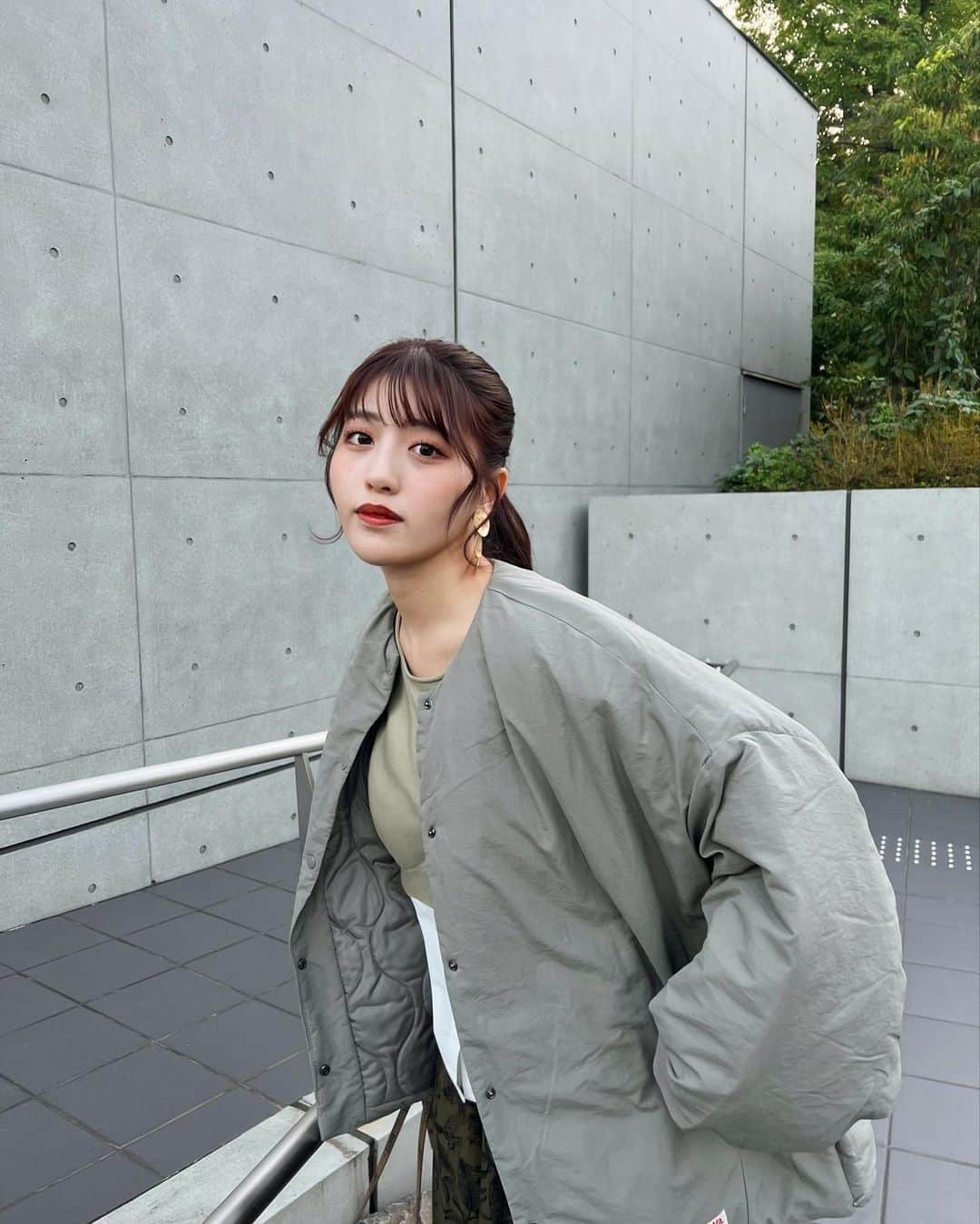のインスタグラム：「この時期スタバアイスにするかホットにするか迷う…💭  軽くて暖かいノーカラーブルゾンをゲットしたよ！🌟 ( 164cm / Light Khaki / Lサイズ)  カジュアルにも綺麗めコーデにも合わせられて、 ゆるっとオーバーめのシルエットがたまらん💚  @classicalelf_official」