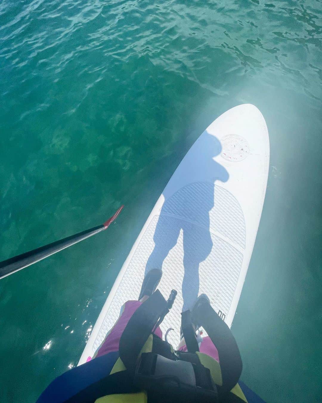 のインスタグラム：「Summer memori. sup day 🩵🫶🏼🫶🏼  暑い日が恋し🩷今月からロケでは、もうベンチコート着てます。体力消耗半端ない〜〜湯船浸かってたくさん寝ます。🫠🥶」