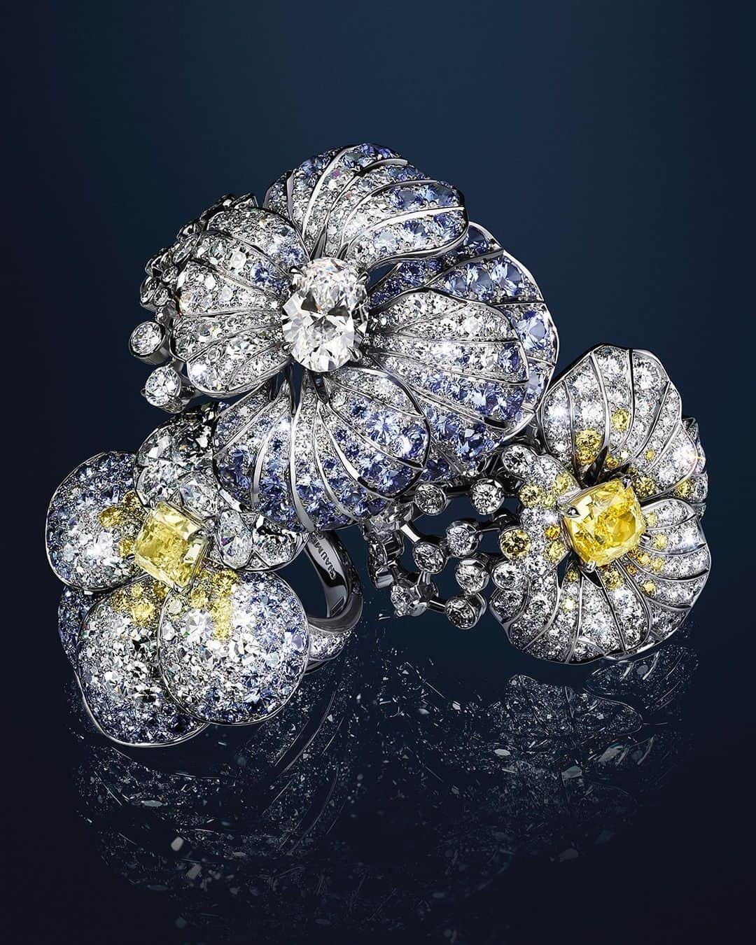 Chaumetのインスタグラム：「Discover our enchanting Le Jardin de Chaumet High Jewellery rings, true masterpieces that beautifully capture the timeless grace of pansies and Chaumet's unparalleled artistry.   This collection is a harmonious fusion of nature and couture, inspired by the Maison's 1850s creations.   The voluptuous and poetic corollas are set with diamonds and sapphires, creating a virtuoso dégradé effect.  #Chaumet #LeJardindeChaumet #ChaumetHighJewellery」