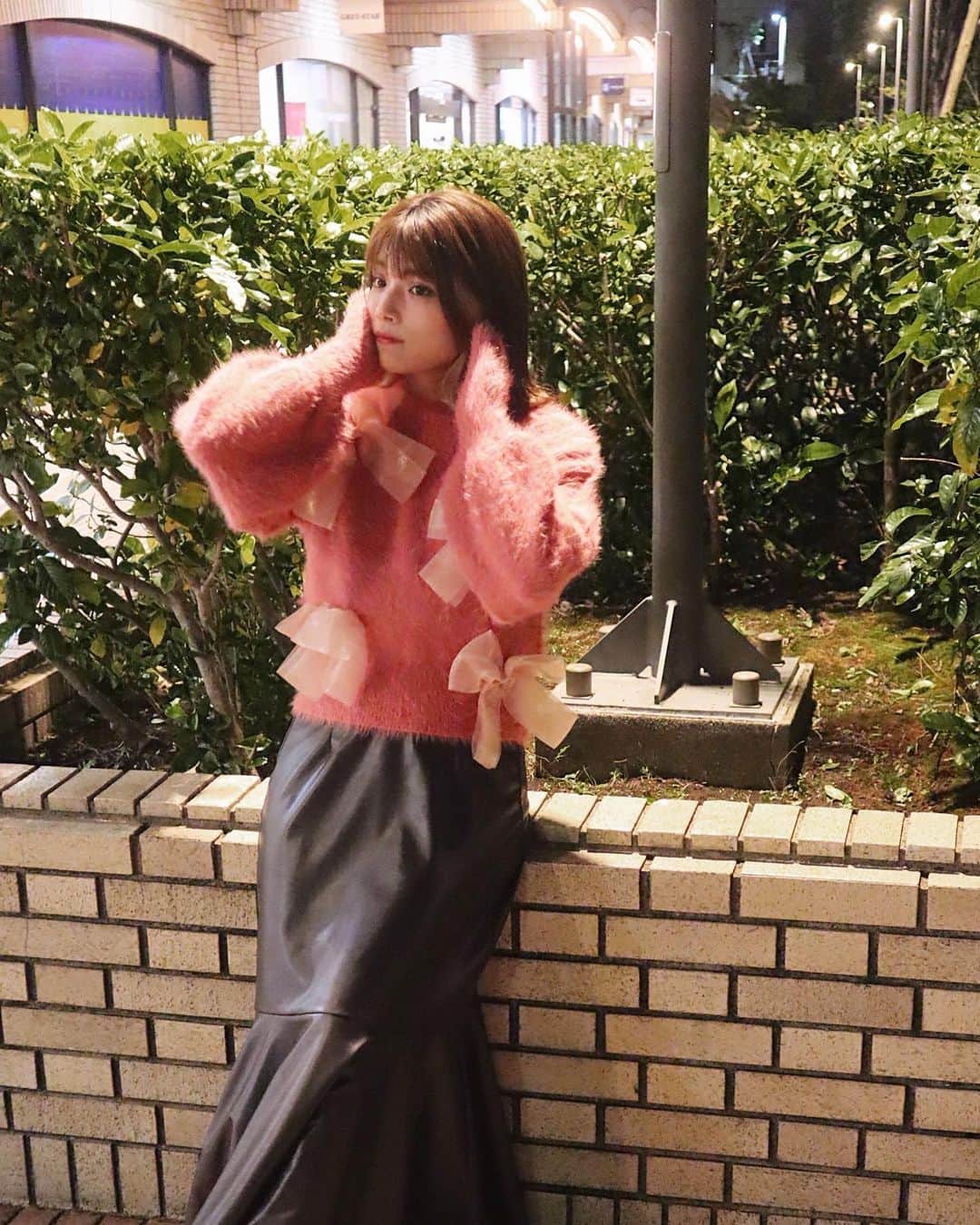 のインスタグラム：「リボンニット🎀🤍 @brightrainbow_official  毛足の長いシャギーニット。 もふもふで気持ちいい🥰  リボンは取り外し可能だから位置も変えられるし、他のアイテムに使い回したりも出来るのが嬉しい〜🌷  #PR @brightrainbow_official #BRIGHTRAINBOW #ブライトレインボー #ワタシトレインボー #br_style」