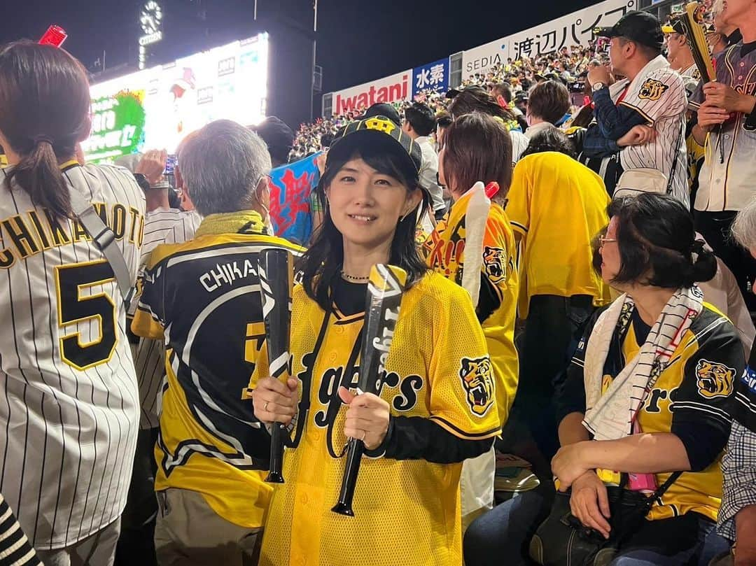 中江有里のインスタグラム：「CSファイナル、タイガース日本シリーズに王手！ 9回裏木浪選手の打席、ライトスタンドは総立ちのワッショイ！サヨナラタイムリー、信じてました。  #中江有里   #阪神タイガース」