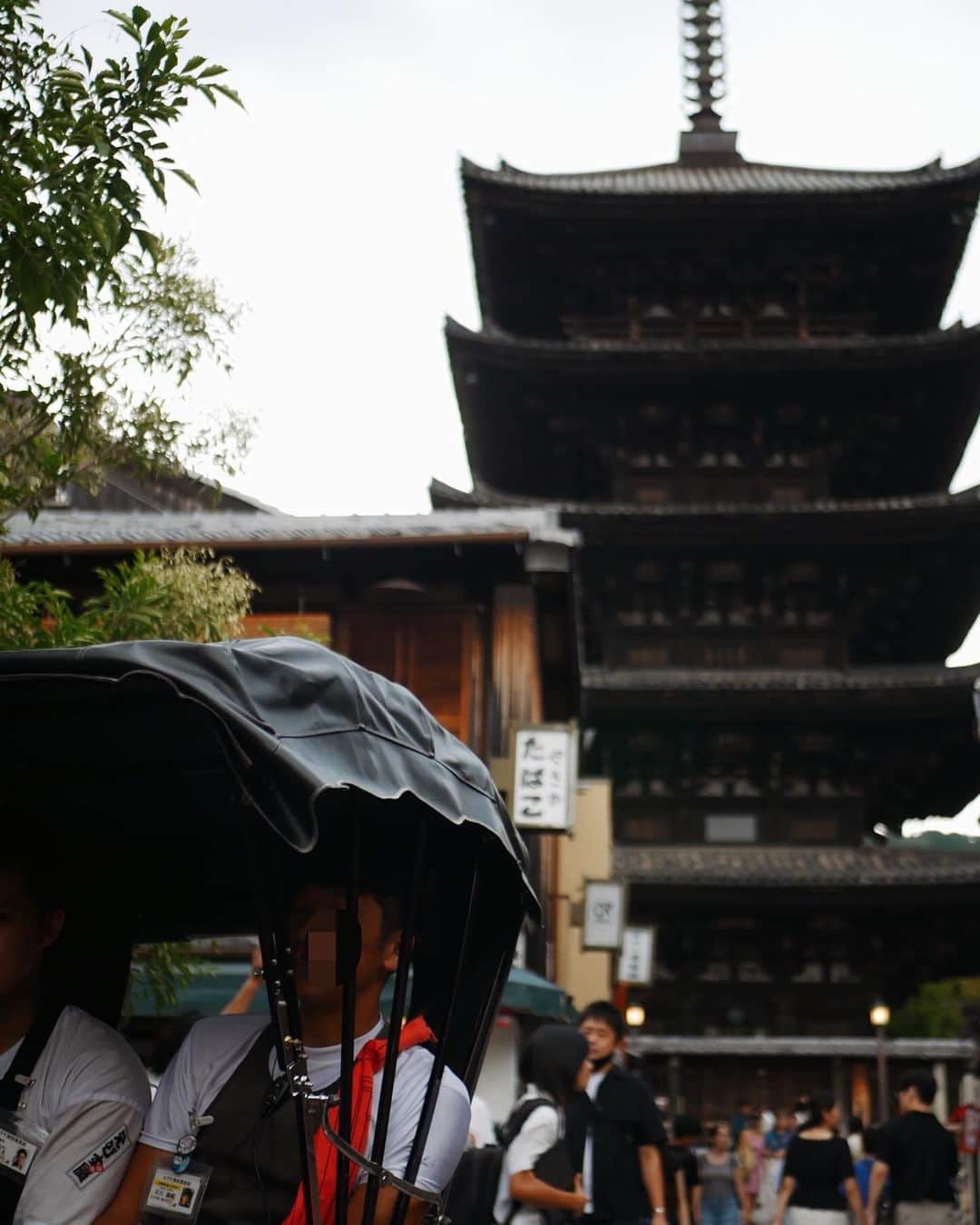 西岡詩穂さんのインスタグラム写真 - (西岡詩穂Instagram)「京都弾丸旅行⛩️ ⁡ 少し前に母と2人で京都へ行きました！ ⁡ 私は小さい頃からフェンシングをしていて 家族と過ごす時間はかなり少なく、 母との時間はもっとありませんでした🥲 ⁡ だからこそ今は、母との時間は大切に💓 色んな場所へ行ったり、美味しいものを食べたり、母との思い出をこれからたくさん作りたいなと思っています✨☺️ ⁡ それにしても大人になってからの京都散歩は楽しすぎて、ついつい歩きすぎました😳✨ 少し小道に入るだけで歴史を感じられる場所が多くて、1週間くらい歩き回りたいなと本気で思いました😂 ⁡ 1日目の京都はリールもあげてるのでぜひ見てみてください⛩️🧡 ⁡ #京都 #京都観光 #京都旅 #京都散策 #京都が好き #母と旅行 #親子旅 #kyoto #kyotojapan #japantraveler #qbag #qbagアンバサダー #qbagコーデ」10月19日 21時45分 - shih05823