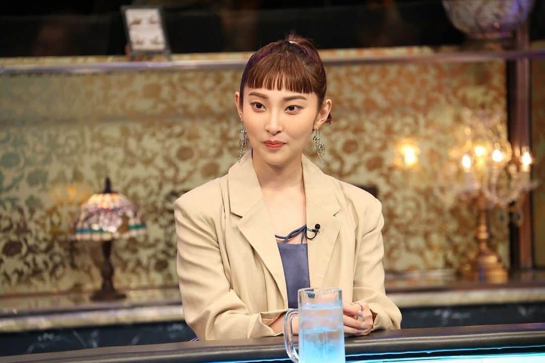 家入レオのインスタグラム：「明日22時から「人志松本の酒のツマミになる話」放送です。  き、緊張したあ…！🤯 写真サムライ感強いですね⚔️🔥  ©️フジテレビ  #人志松本の酒のツマミになる話 #家入レオ」