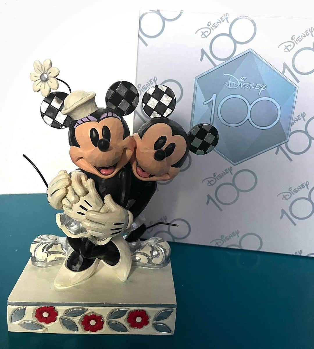 松原梨恵のインスタグラム：「🐭🌹🐭 100周年🩶🤍 ありがとう🥹  #100th #Disney #ディズニー #mickeymouse  #minniemouse」