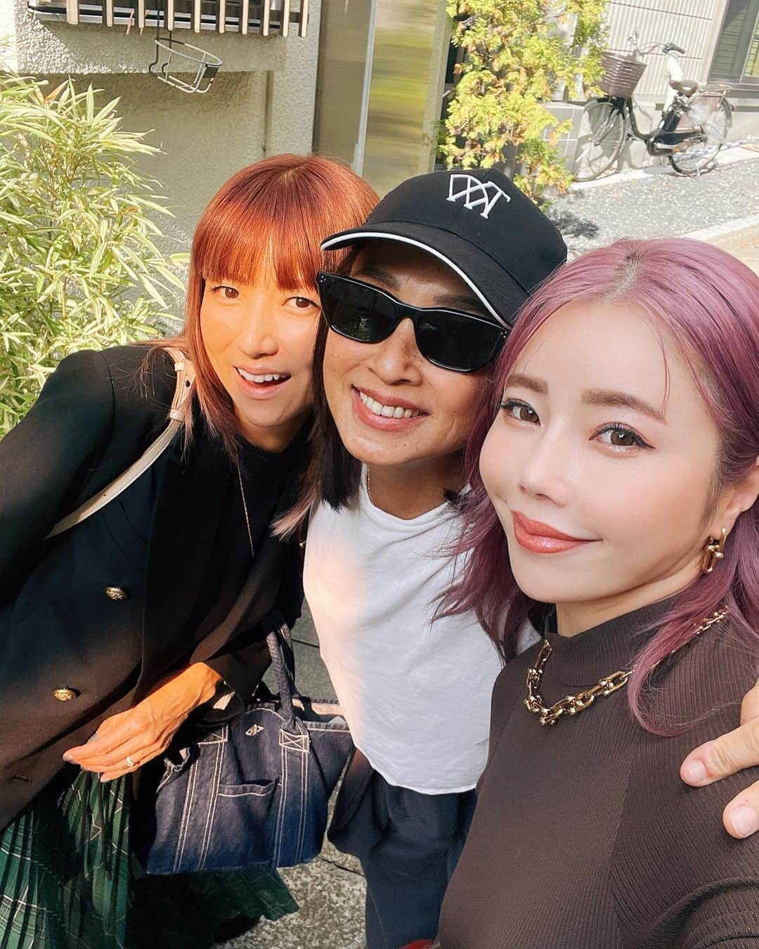のインスタグラム：「･ スタイリストの亘つぐみさんとhitomiさんと 楽しみにしていた3人ランチ😋🍴💕 ･ hitomiさん結構お久しぶりでした🫶 ･ ･ いつもつぐみさんは私が行ったことのない 美味しいお店を予約してくださる🥹🫧 ･ 広尾でヘルシーな和食ランチをした後は、 写真NGというビーガンのカフェに連れて行ってもらいました☕️ ･ 顔のサイズくらいある まーるいオートミールのクッキーが美味しくて、 お持ち帰りして家でも食べました🍪 ･ (娘がいつも作ってくれていた私の大好物の オートミールクッキー、最近作ってくれないんだぁ🥺しょぼん) ･ ･ この日、TWのハイネックトップス着てたのね、 後ろはバックリあいたびんぼっちゃまスタイル🫶 後ろ側の写真撮ればよかったぁ‼️ このトップスが着られる季節になって嬉しい♡ ･ 来週はTWの展示会もあるので 楽しみにしていまーす🫰♥️」