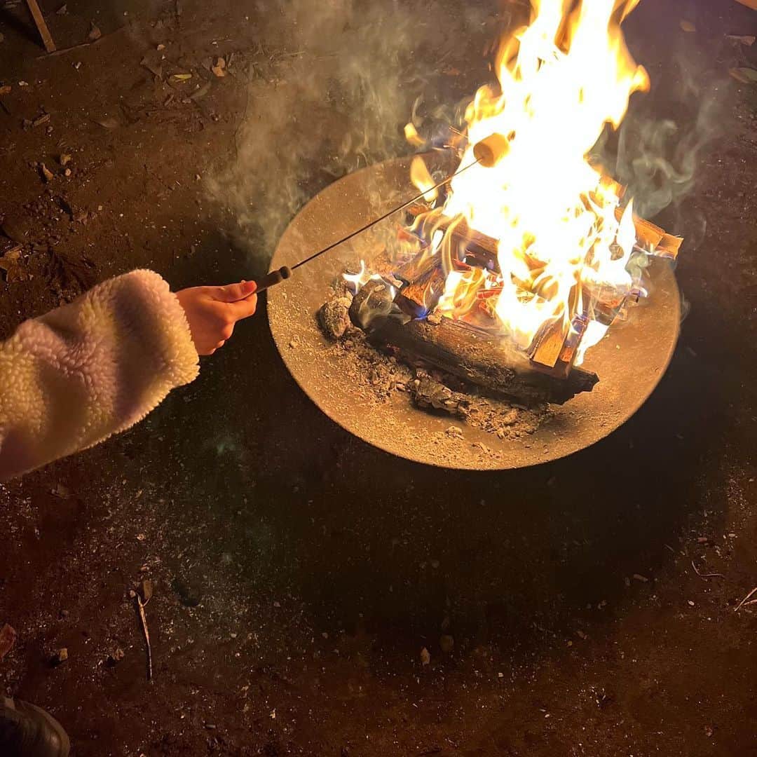 西山美希子さんのインスタグラム写真 - (西山美希子Instagram)「ちょっと前の森の中での一泊。　  いまや子どもたちの自然の中でのお遊びも、火おこしやら料理やら本格的になってきました😊  もちろん監視の元ですが、息子は手作りの火炎放射器を作ってました。小さな危険を経験させて来たので、かなり安心して見ていられます。  子どもたちは、安全な場所にずっといるわけじゃないし、大きくなると自分の力で困難苦難、危険を乗り越えなきゃいけない。幼いうちから、小さな危険を伴う遊びも、ちょこっとずつ経験させることって大切だと思うのです😌😌」10月19日 21時47分 - mariaclove