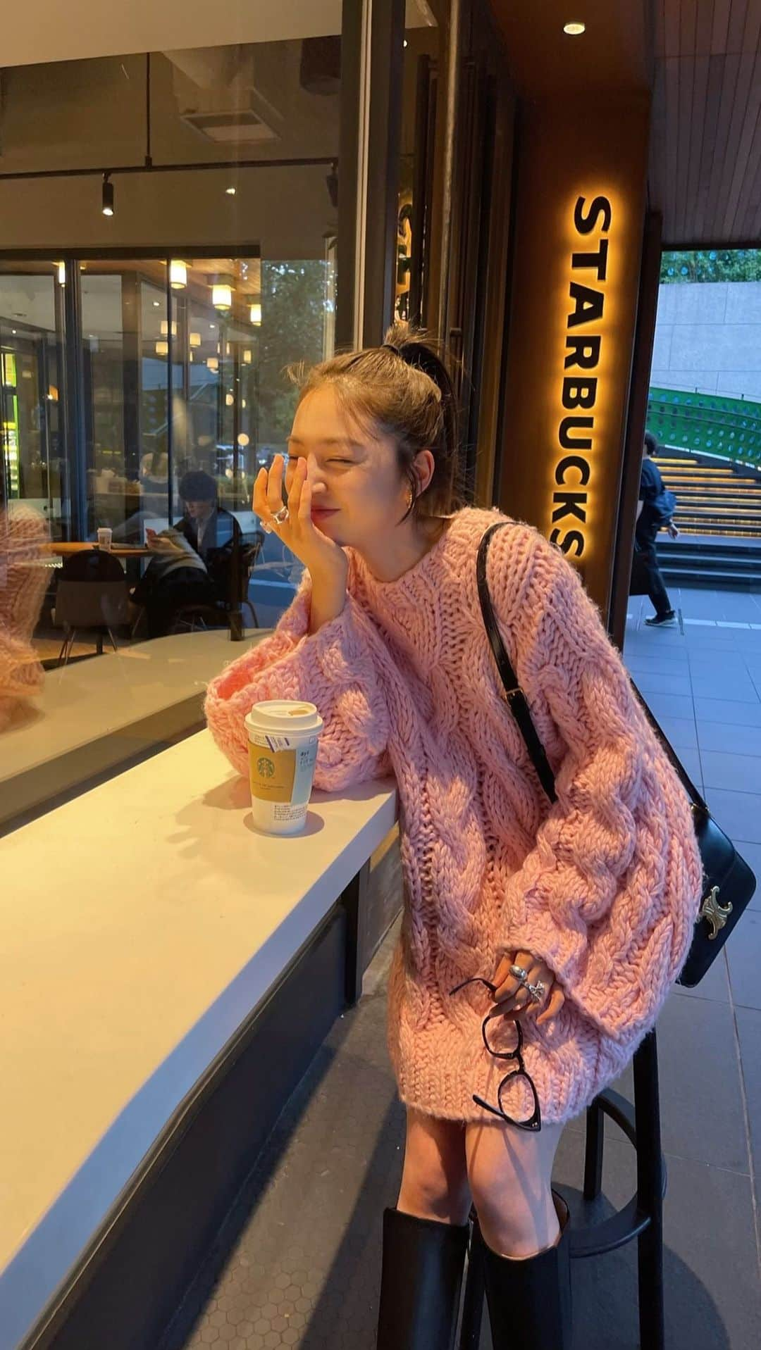 上西星来のインスタグラム：「☕️🤍  pink knit 🩷@the_toe_official   @the_toe_life」