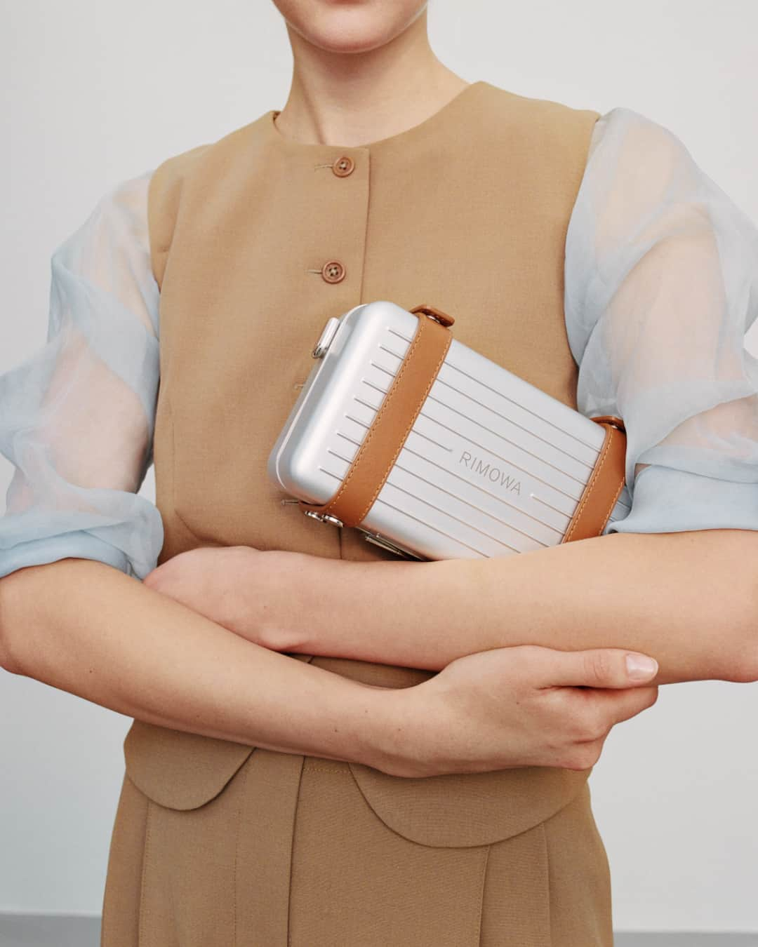 リモワのインスタグラム：「Distinctive grooves for a life on the move — the RIMOWA Personal Aluminium Cross-Body Bag in Silver.   #RIMOWA #RIMOWApersonal」