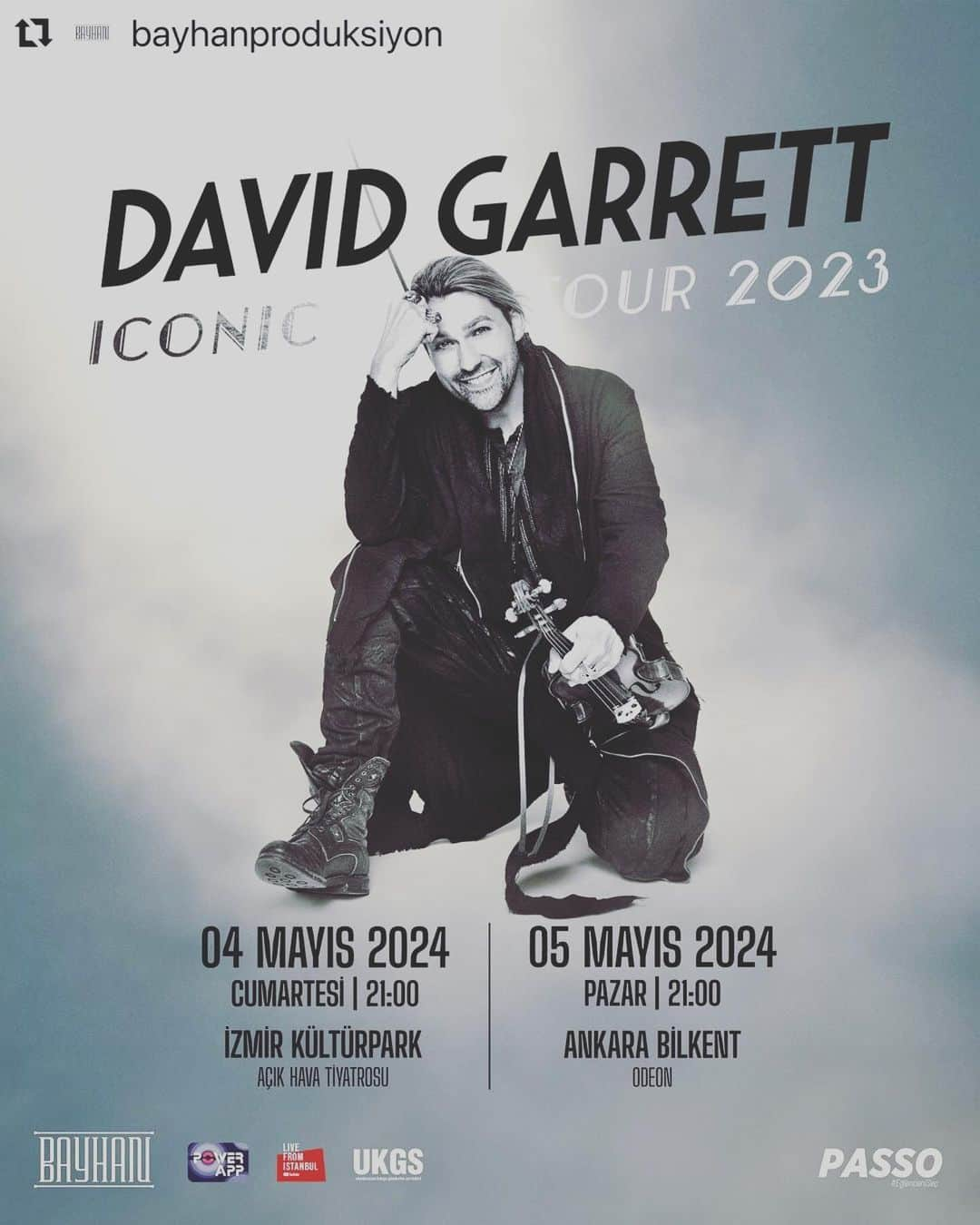 デイヴィッド・ギャレットのインスタグラム：「#Repost @bayhanproduksiyon ・・・ Değerli misafirlerimiz,  Bu hafta sonu yapmayı planladığımız David Garrett “ICONIC Tour 2023” Ankara ve İzmir konserlerimizin tarihleri 19-20-21 Ekim 2023 tarihlerindeki milli yas nedeniyle ertelenmiştir.  20 Ekim’deki İzmir Kültürpark Açık Hava Tiyatrosu konseri ➡️ 4 Mayıs 2024 Cumartesi gününe,  21 Ekim’deki Ankara Bilkent Odeon Konseri ➡️ 5 Mayıs 2024 Pazar gününe  alınmıştır.   Eski tarihli biletler, ertelenen yeni tarihler için geçerlidir. Biletini iade etmek isteyen misafirlerimiz biletlerini Passo aracılığıyla 1 Kasım 2023 Çarşamba gününe kadar iade edebilir veya ertelenen yeni tarihler için değişiklik yapmadan eski biletlerini kullanabilir.  ***  This weekend's David Garrett "ICONIC Tour 2023" concerts in Ankara and Izmir have been postponed due to the national mourning on October 19-20-21, 2023.  October 20 concert at Izmir Kültürpark Open Air Theater will take place on ➡️ Saturday, May 4, 2024.  October 21 concert at Ankara Bilkent Odeon will take place on ➡️ Sunday, May 5, 2024.  The old tickets are valid for the new postponed dates. Guests can return their tickets via Passo until Wednesday, November 1, 2023, or they can use their old tickets for the new postponed dates without making any changes.  #DavidGarrett #IconicTour #BayhanMüzik  @davidgarrettinsta, @ugur__bayhan」