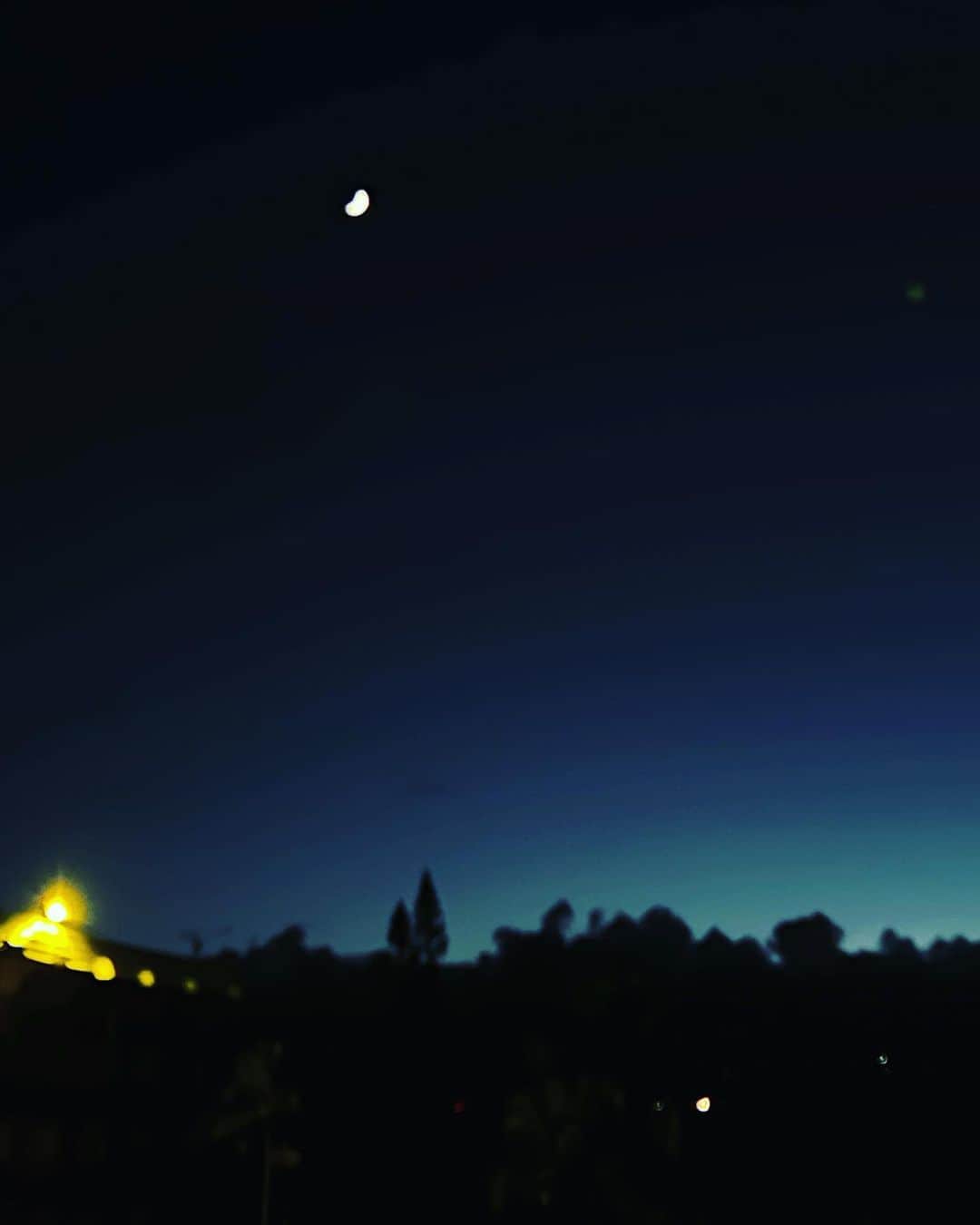 椎名直子さんのインスタグラム写真 - (椎名直子Instagram)「さて。  と。　 ついたついた。  今夜は🌙みたい。  島に到着  ゆっくりとした時間のながれ  真夜中  おきちゃって、  いい感じ  ゆる〜  よる〜〜〜」10月19日 21時52分 - natadecoco