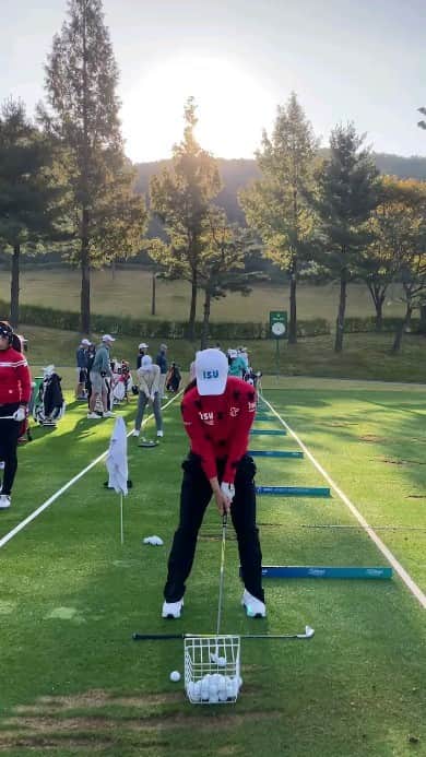 パク・ヒヨンのインスタグラム：「#bmwladieschampionship  #서원힐스cc 너무 아름다운 골프장 여기오니 가을을 온몸으로 느낄 수 있네요 ^^ 대회에 놀러오세요! 일요일까지 파이팅!」