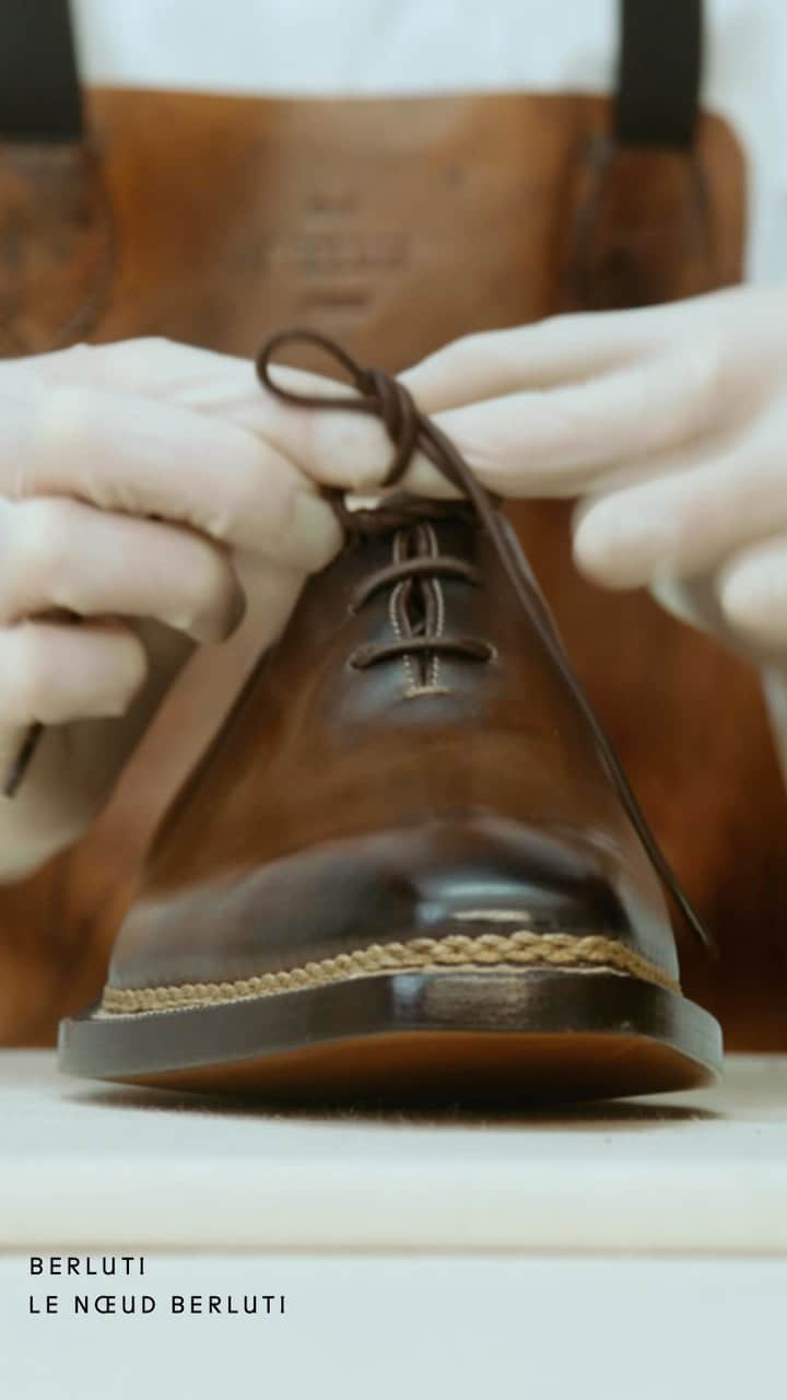 ベルルッティのインスタグラム：「- THE PERFECT SHOE LACE WITH #BERLUTI -   It comes undone only when you decide it should: learn all the secrets of the signature Berluti knot as you treat your everyday shoes to a care session.  #BERLUTISAVOIRFAIRE #LACEDUP」