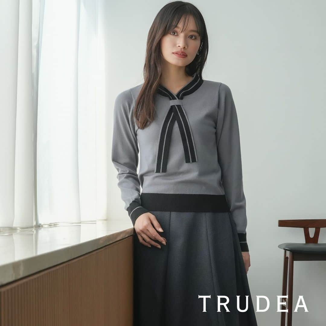 ASTORIA ODIERのインスタグラム：「[TRUDEA/トルディア] ◼︎配色ボウタイニット 　lightgray / white / mocha / black 　￥3,850  品よくトレンド感もUPする、こなれニット。  配色ラインが目を惹くボウタイとお袖の配色が全体を引き締めつつ、きちんと見えするポイントに◎ 一枚でサマになり、オンにもオフにも幅広く活躍します。  滑らかで着心地の良い素材を使用し、デイリー使いしやすい一枚です。 また、ジャケット合わせやジャンスカのインナーとしてもおすすめです♪  [TRDEA/トルディア]  @trudea_official  『働く自分を楽しく！働く自分をもっと好きになる』をコンセプトに前向きな気持ちへと導くオフィスカジュアルスタイルを発信しております。  #astoriaodier #アストリアオディール #trudea #トルディア #ニットコーデ #ボウタイニット #配色ニット #お仕事コーデ #清楚コーデ #キレイめコーデ #大人フェミニン #大人フェミニンコーデ #秋コーデ #通勤コーデ #仕事服 #オフィスカジュアルコーデ #デートコーデ」