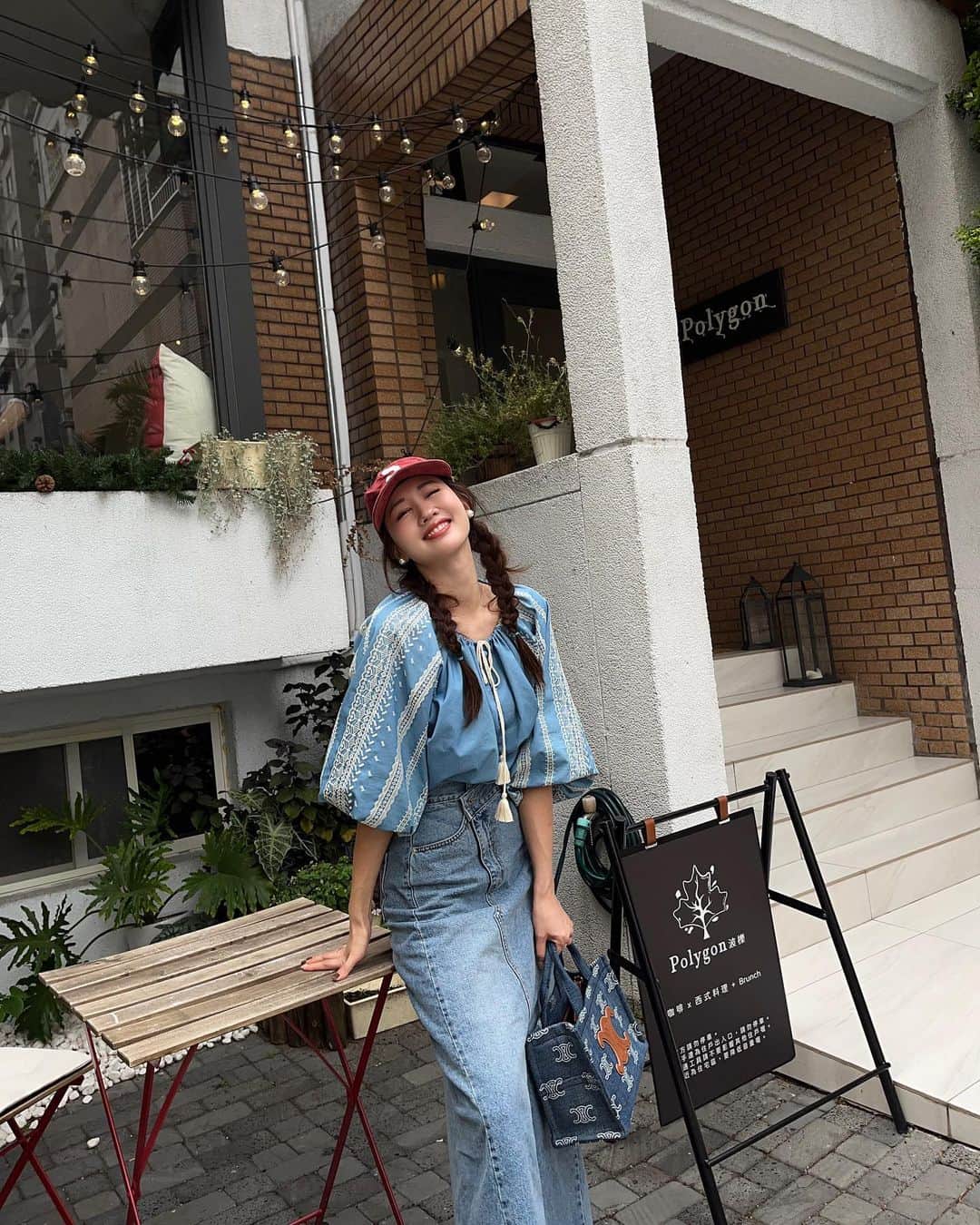 Lilian莉安のインスタグラム：「藏在社區裡的餐廳 太酷了這裡😎 OOTD All by⋯ @dazzlingdazzlin  #ootd #outfit #coordinate #whatiwore」