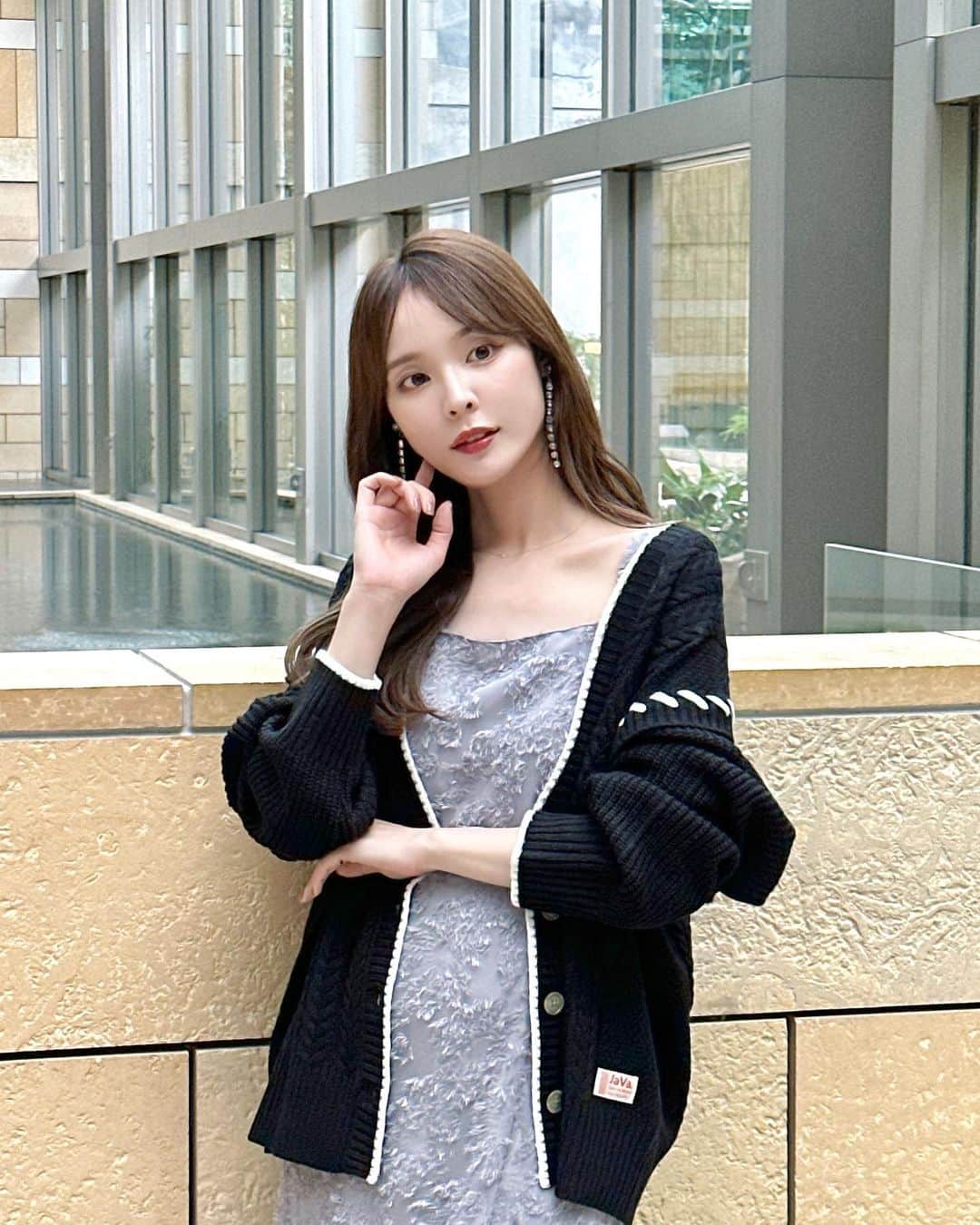 磯田 ひかる(Hikaru Isoda) のインスタグラム：「こんばんは🤍 秋の花粉にやられています〜🤧 みなさんは大丈夫ですか？🙏  この日はキャミワンピとニットカーデのコーデでした♥  アウターなしで過ごせる今の時期最高🥺🪽  【着用アイテム】 Tops @classicalelf_official  2wayビッグハンドステッチカーディガン ブラック M ¥3,699税込  Dress @nostalgia_zozotown  シャギージャガードキャミワンピース グレー Free ¥5,390税込  ------------------------------ picaru：162cm / 骨格ウェーブ 1st ブライトスプリング 2nd ブライトサマー  大人可愛いスタイルアップコーデ ヘアメイクを合わせた トータルスタイリングを提案🤍  不定期にストーリーで ファッションお悩み相談募集中🥰 ------------------------------  他の投稿を見る→【@picaruuu】」