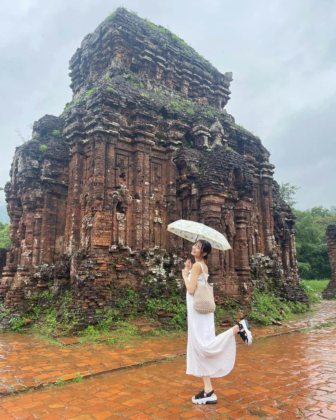 杉浦みずきさんのインスタグラム写真 - (杉浦みずきInstagram)「. ベトナムに行ってきました〜🇻🇳 シーズンのこと何にも気にしていなかったら、思いっきり雨季でした！！笑笑 でも、なにしててもどこにいてもどんな状況でも楽しめる2人なので😂 さいっこうに楽しかったーー！！！向こうでの素敵な出会いもあり、三日間やりたいこと思う存分できた！！！ ビニール袋みたいなレインコートかぶってるボートの写真 全く映えてないですが最高の思い出なので載せます笑 名物ココナッツボート！ 持ってるココナッツはドライバーのおっちゃんからのサービス なのに最初いきなり渡されてめっちゃ怪しんでた😂 雨やし〜てボート乗るの渋ってた時も、おっちゃんが、雨でも大丈夫！！絶対楽しいから！！レインコートも傘もあるから大丈夫！！！て後押ししてくれて行ってみたら結果行って大正解やった🙆‍♀ 私たちが楽しめるようにずっとサポートしてくれてほんまに感謝🥹🥹 そして現地の人の言うことは聞くべし！笑  まだまだあるのでたくさんベトナム投稿します🇻🇳😚  #ベトナム #ダナン #ベトナム旅行 #ココナッツボート #ミーソン遺跡」10月19日 21時55分 - mizuki_sugiura