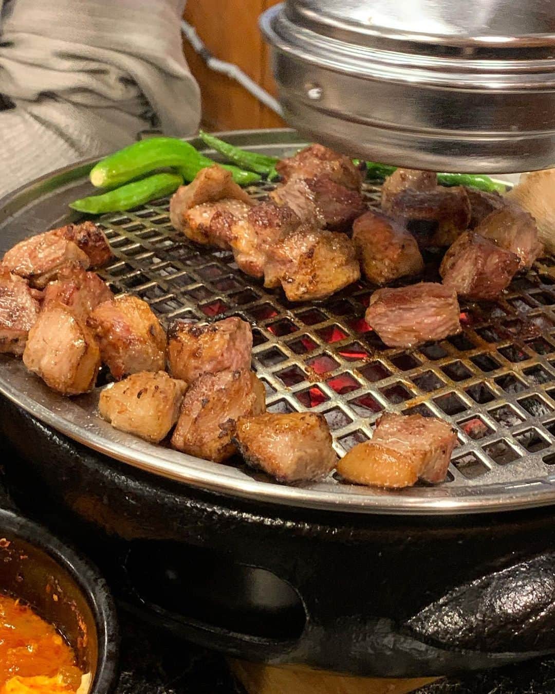 のインスタグラム：「이제 내 전주 돼지고기 최애집 #유첨지  등겹살에 첫 점은 소금 톡톡  젓갈+와사비 푹 찍어 먹으면 진짜 맛있어ㅠㅠ  육즙 가득이야🥹」