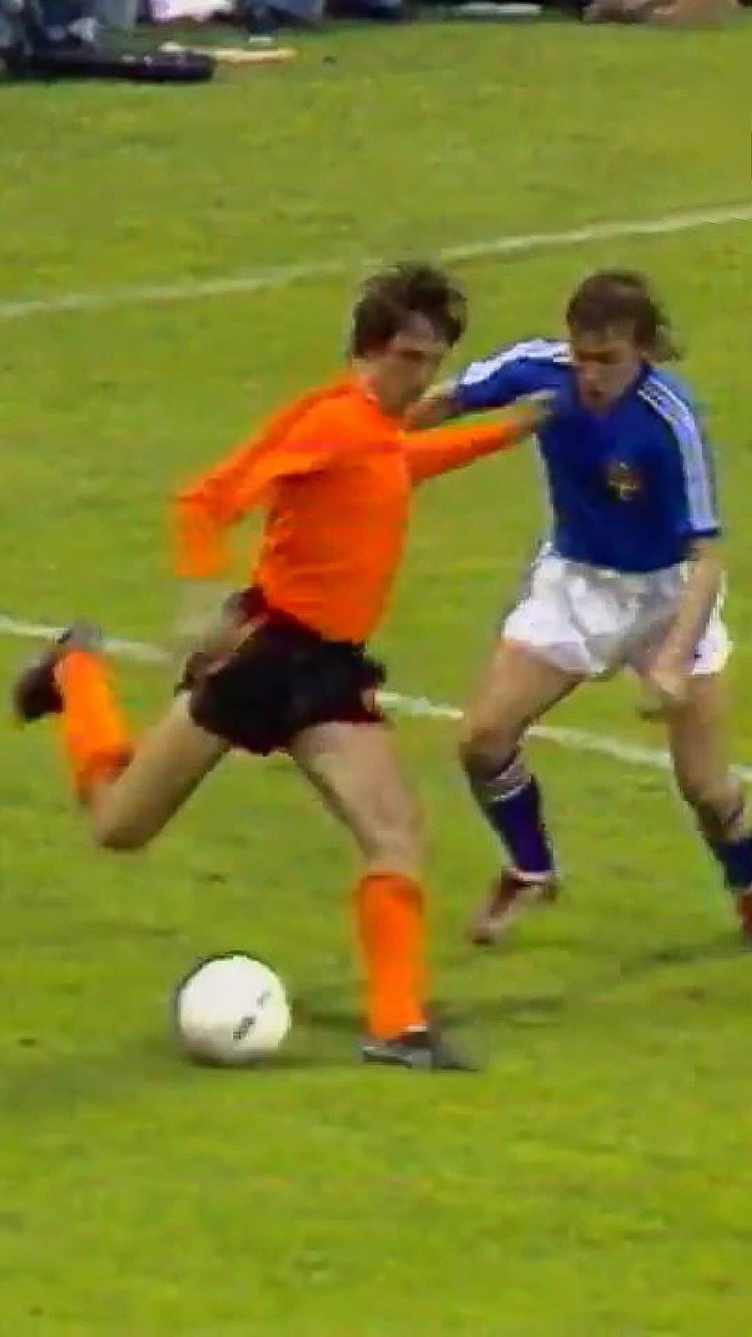 ヨハン・クライフのインスタグラム：「🔙 #TBT ‘Cruyff Turn’ - Johan in Orange at the World Cup 1974 with his signature. #CruyffLegacy」