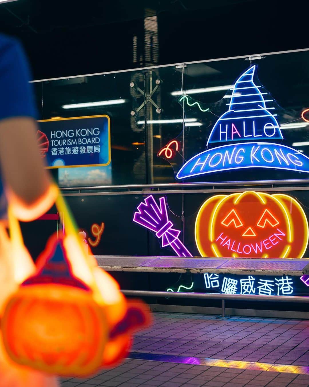 Discover Hong Kongさんのインスタグラム写真 - (Discover Hong KongInstagram)「Hong Kong, Costume On! 🎃 The city is dressed up and ready for its spookiest Halloween celebration! 👻 Get ready for a wicked adventure as you hunt down the enchanting installations across the city! Don't forget to snap some IG snots 📸 with these ghostly pumpkins that await you at every corner! 😈  唔俾糖🍬就搗蛋，萬聖節🎃就到喇，你準備好同香港一齊變裝未？全港多達14個地方已化身成哈囉威打卡熱點📸，記得袋穩相機，隨時野生捕獲搞鬼節日主題裝置藝術同燈飾，一齊歡度呢個咁鬼好玩嘅節日。😈  1️⃣7️⃣: Central Pier 中環碼頭 2️⃣: Admiralty MTR Station 金鐘港鐵站 3️⃣4️⃣: Star Ferry 天星小輪 5️⃣6️⃣: Harbour City 海港城 8️⃣: Ocean Park MTR Station 海洋公園港鐵站  #哈囉威香港 #HalloHongKongHalloween #HelloHongKong #DiscoverHongKong  🎃👻🎃👻🎃👻🎃👻🎃👻🎃👻🎃👻🎃👻🎃👻 What else can you do at night in Hong Kong?🌃 Stay tuned for our #HongKongAfter6 !👀 想知嚟緊夜晚有乜玩？🌃記得跟貼我哋嘅 #HongKongAfter6 ，更多節日盛事、玩樂好去處等緊你！👀」10月19日 21時56分 - discoverhongkong