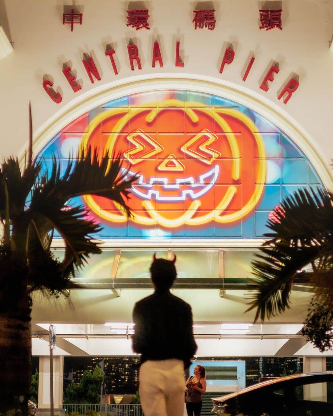 Discover Hong Kongのインスタグラム：「Hong Kong, Costume On! 🎃 The city is dressed up and ready for its spookiest Halloween celebration! 👻 Get ready for a wicked adventure as you hunt down the enchanting installations across the city! Don't forget to snap some IG snots 📸 with these ghostly pumpkins that await you at every corner! 😈  唔俾糖🍬就搗蛋，萬聖節🎃就到喇，你準備好同香港一齊變裝未？全港多達14個地方已化身成哈囉威打卡熱點📸，記得袋穩相機，隨時野生捕獲搞鬼節日主題裝置藝術同燈飾，一齊歡度呢個咁鬼好玩嘅節日。😈  1️⃣7️⃣: Central Pier 中環碼頭 2️⃣: Admiralty MTR Station 金鐘港鐵站 3️⃣4️⃣: Star Ferry 天星小輪 5️⃣6️⃣: Harbour City 海港城 8️⃣: Ocean Park MTR Station 海洋公園港鐵站  #哈囉威香港 #HalloHongKongHalloween #HelloHongKong #DiscoverHongKong  🎃👻🎃👻🎃👻🎃👻🎃👻🎃👻🎃👻🎃👻🎃👻 What else can you do at night in Hong Kong?🌃 Stay tuned for our #HongKongAfter6 !👀 想知嚟緊夜晚有乜玩？🌃記得跟貼我哋嘅 #HongKongAfter6 ，更多節日盛事、玩樂好去處等緊你！👀」