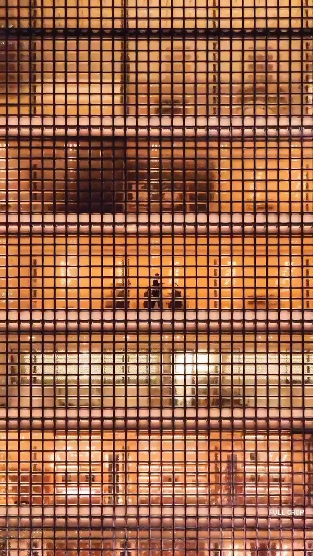 Promoting Tokyo Culture都庁文化振興部のインスタグラム：「The Ginza Maison Hermès building shines like a lantern light 🕯️ Designed by Italian architect Renzo Piano in 2001, the building is covered with approximately 15,000 highly transparent 45 cm² glass blocks, and the columns are kept as thin as possible, giving the building a beautiful appearance that brings even more sophistication and glamour to the streetscape of Ginza.  建物全体がまるでランタンの灯りのように輝く「銀座メゾンエルメス」🕯️ 2001年にイタリアの建築家 レンゾ・ピアノ氏が手がけました。 透明度の高い45cm四方のガラスブロック約15,000個で建物を覆い、柱も可能な限り細くとどめたその美しい佇まいは、銀座の街角により一層洗練された華やかさをもたらしています。  #tokyoartsandculture 📸: @itchban  #ginza #ginzamaisonhermes #tokyoarchitecture #銀座 #tokyotrip #tokyostreet #tokyophotography #tokyojapan  #tokyotokyo #culturetrip #explorejpn #japan_of_insta #japan_art_photography #japan_great_view #theculturetrip #japantrip #bestphoto_japan #thestreetphotographyhub  #nipponpic #japan_photo_now #tokyolife #discoverjapan #japanfocus #japanesestyle #unknownjapan #streetclassics #timeless_streets  #streetsnap #artphoto」