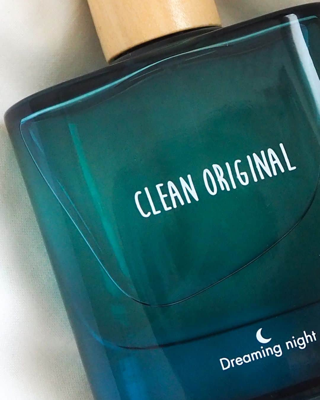 FRAGRANCYのインスタグラム：「． 【FRAGRANCY】  香りで上質な眠りを。 自然と呼吸をしたくなる、 独自にブレンドした精油配合の良質な香り。 まくらにシュッとひと吹きするだけで 心地よい眠りに誘うおやすみフレグランス。  眠れない夜に、ぜひお試しください  クリーンオリジナル #アンダーザムーン オレンジ・ベルガモット・レモンを基調にクスノキで安らぐシトラスブレンドの香り #フォレストグリーン ヒノキ・シダーウッド・パインを基調にサイプレス・オレンジで落ち着くウッディブレンドの香り #ヒーリングレイク ラベンダーを基調にローズマリー・サンダルウッド・トンカで微睡むハーバルブレンドの香り #カラーオブトゥルース ビターオレンジ花を基調にイランイラン花・カミツレ花で甘やかな金木犀ブレンドの香り  #クリーンオリジナル　おやすみフレグランス 50mL / ￥1,980（税込）  *⑅︎୨୧┈︎┈︎┈︎┈︎┈︎┈︎┈︎┈︎┈︎┈︎┈︎┈︎┈︎┈︎┈︎┈︎┈︎┈︎┈︎୨୧⑅︎*  @ohanamahaalo #fragrancy_online #fragrancyonline #fragrancy #japan #フレグランシィオンライン #おやすみフレグランス #フレグランス #眠れない夜に #夜のリラックスタイム #香りのある暮らし #香りのある生活」