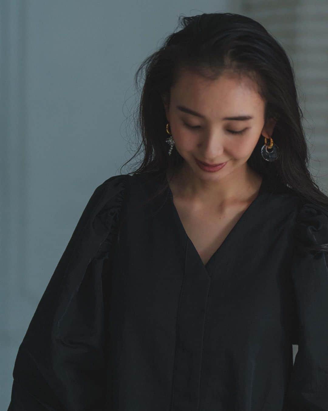 鈴木詩織さんのインスタグラム写真 - (鈴木詩織Instagram)「本日のmeriチームとのインスタライブ、観てくださった方ありがとうございました🫶🏻  生地やサイズ感、伝わりましたでしょうか？☺️ コーディネートもたくさんご紹介しているので @meri.onlinestore アカウントでアーカイブしてあるのでよろしければご覧くださいっ💗  発売はいよいよ明日🫣 10/20(金)20:00〜です🛒✨  ⁡  ⁡  #shiorin_styling#meri#ミリコのミリ活」10月19日 22時08分 - shiorin0802suzuki
