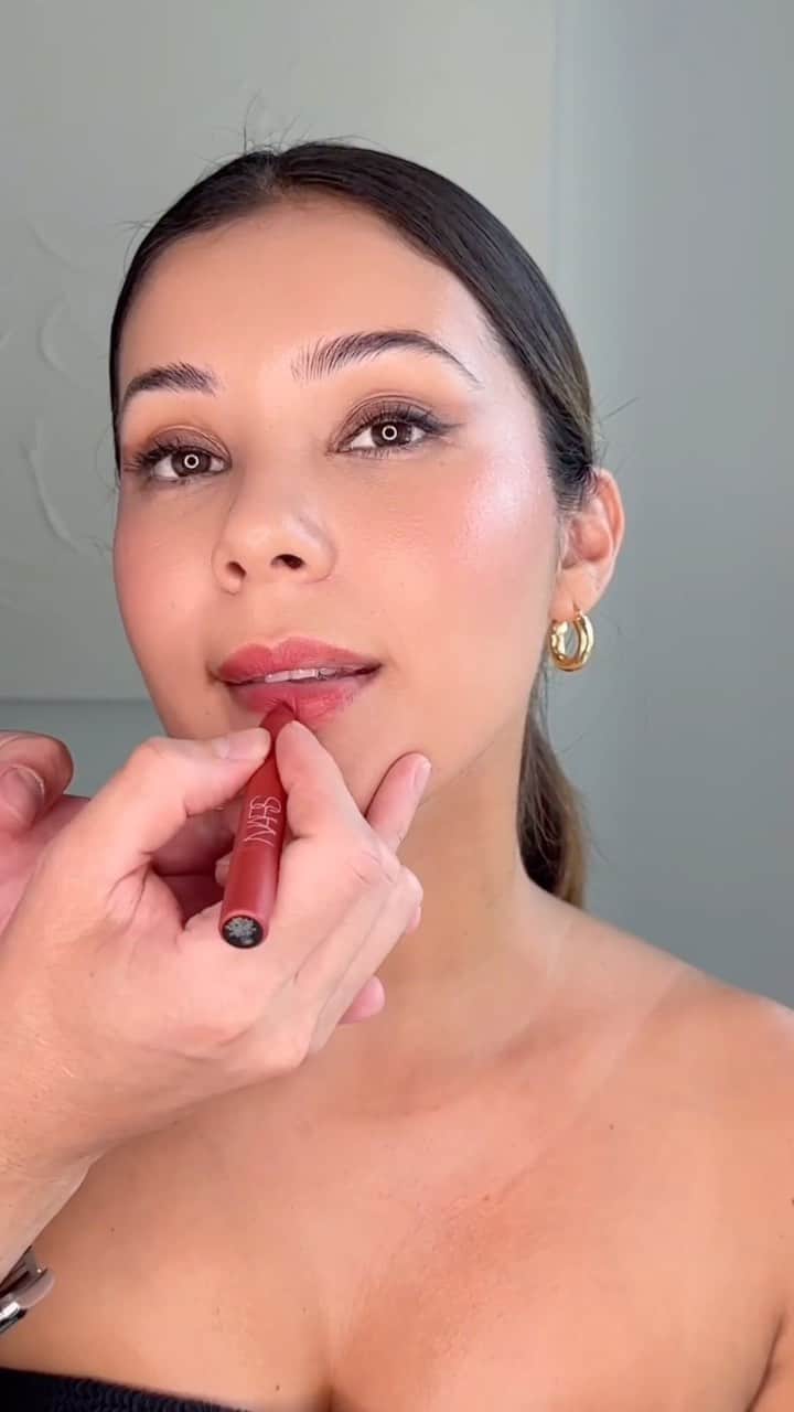 のインスタグラム：「Be your own icon. Recreate our Power Player Max’s legendary look in three effortless steps, created by NARS National Makeup Artist @nikobeaute.  1. Create a cat-eye with Single Eyeshadow in Ashes To Ashes.  2. Add a rush of color to cheeks with Afterglow Liquid Blush in Behave. 3. Fill in lips with Powermatte High-Intensity Lip Pencil in dusty rose Dolce Vita.」