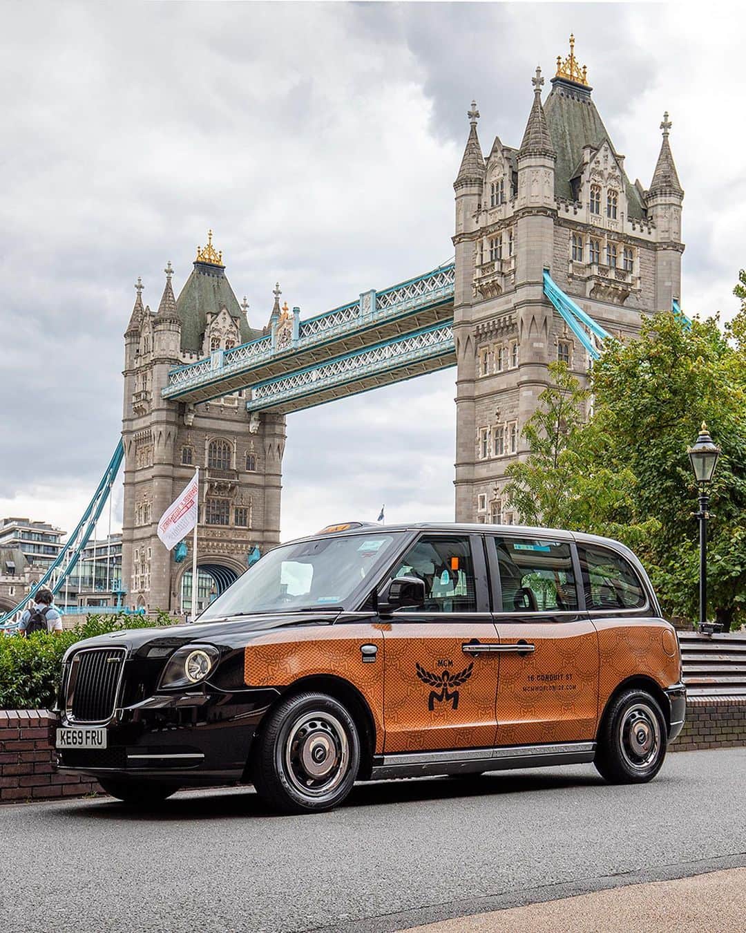のインスタグラム：「Hello London - let’s go everywhere together.   MCM Autumn Winter 2023 Collection in London   #MCMAW23」