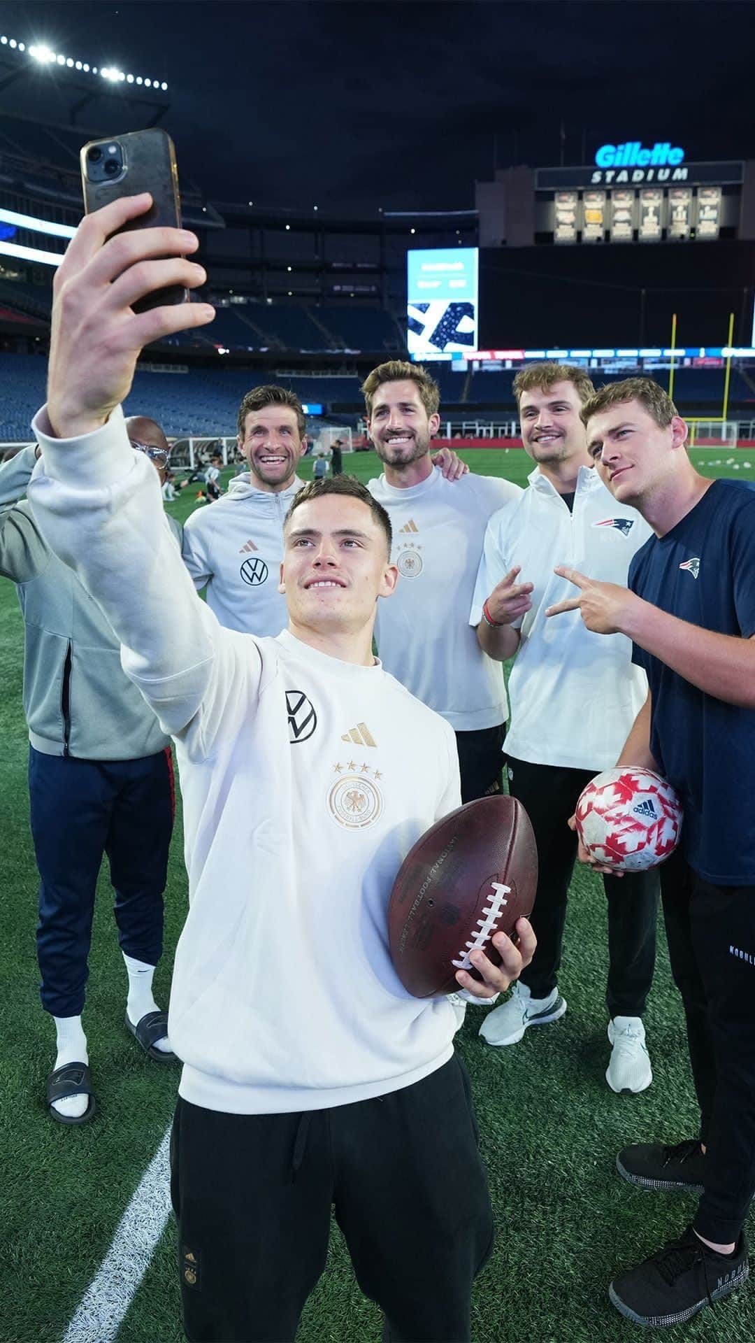 サッカー ドイツ代表チームのインスタグラム：「Fußball trifft Football 🤝  #dfbteam @patriotsdeutschland」