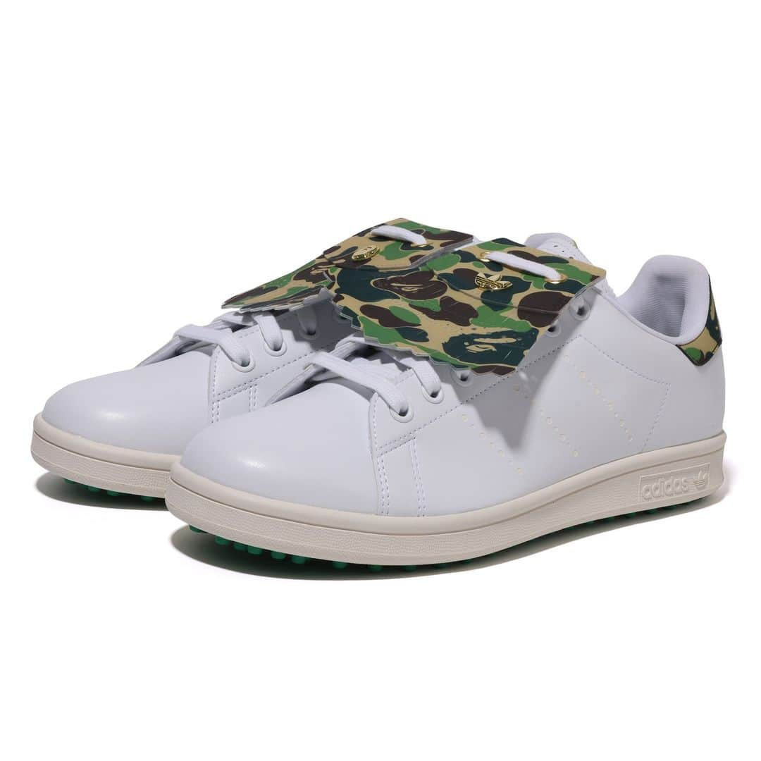 ア ベイシング エイプのインスタグラム：「A BATHING APE®︎とadidas GolfのコラボコレクションがBAPE.COMおよびA BATHING APE®正規取扱店にて発売中。  原宿の街中でもゴルフ場でも活躍する BAPE® Stan Smith Golf には、着脱可能な ABC CAMO キルティ シューレースカバーと同系色のヒールマスターシュ、ゴルフに必要なグリップ力を備えたグリーンのアウトソール、そして特製 BAPE® ゴルフ グラフィックを施したソックライナーを搭載。さらには交換可能なシューレース 3 セット付き。  また、BAPE®のシグネチャーパターンのABC CAMOをあしらったウィンドブレーカージャケット、ポロシャツ、パンツ、グローブ、キャップ、タオルを取り揃えています。  BAPE ® X ADIDAS GOLF collection will be available on BAPE.COM and at A BATHING APE® authorized stores Saturday, October 21st.​   BAPE® Stan Smith Golf features ABC CAMO removable kiltie lace cover and matching heel mustache, a Tee Box ready green outsole, custom BAPE® golf graphic sock liners, and three sets of interchangeable laces.​   The performance collection, meanwhile, comprises a windbreaker jacket, a polo, a pair of trousers, a glove, a cap, and a towel – all featuring BAPE®’s iconic ABC CAMO pattern.​   @adidasoriginals​   #bape #abathingape #bapesta ​  #adidas #stansmith」