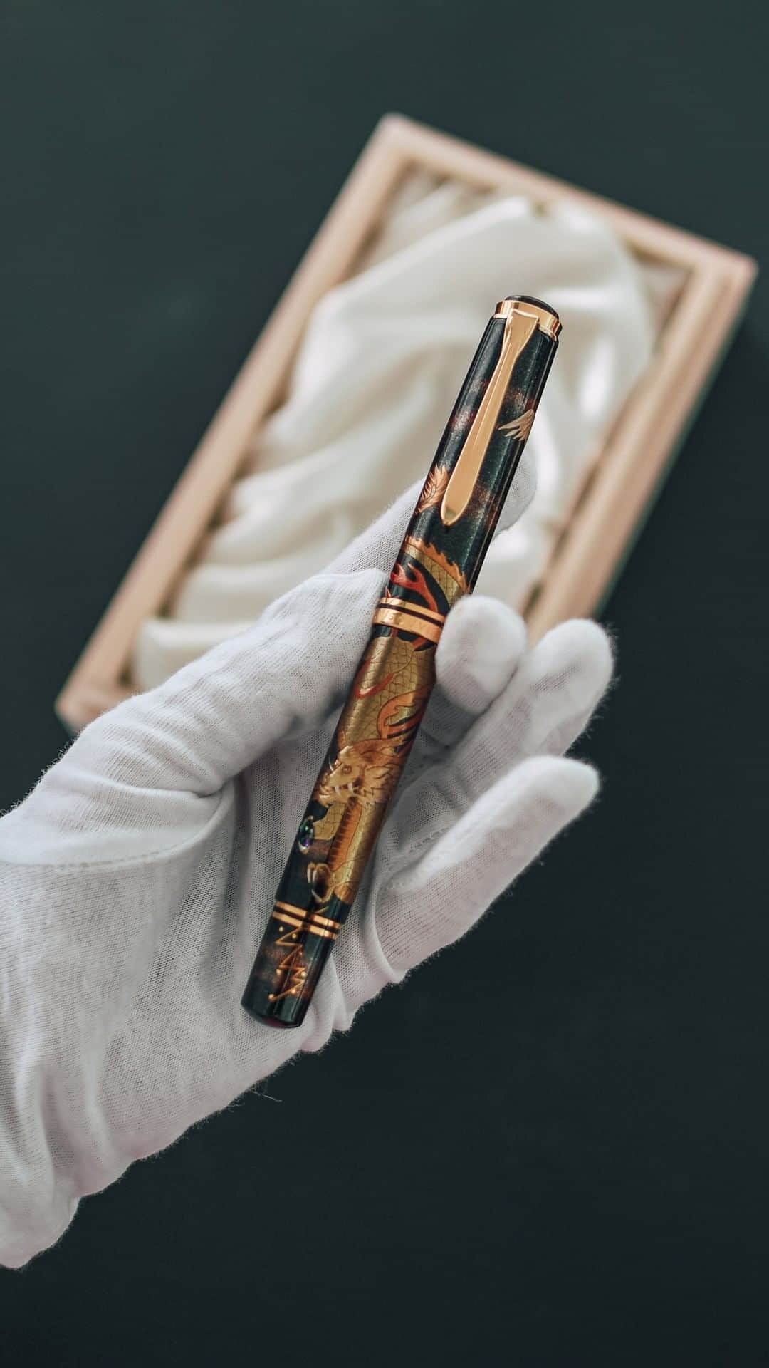 ペリカンのインスタグラム：「Unboxing-Video: 🎉Available from today: Maki-e Dragon 🎉  Crafted with precision and artistry, this masterpiece encapsulates the spirit of the dragon, symbolizing power and strength. 🐲🌟 Each pen is a limited-edition masterpiece, marked with a unique number, making it a treasure in its own right.  Unbox the extraordinary. 📦✨  #MakiEDragon #PelikanPassion」
