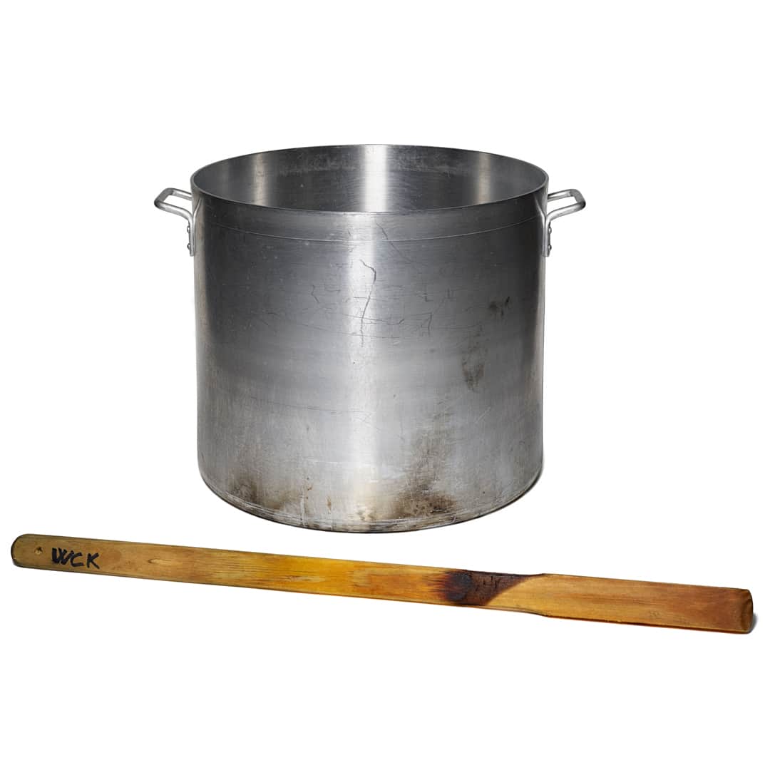 国立アメリカ歴史博物館のインスタグラム：「This metal stock pot was used by World Central Kitchen (WCK) chefs to prepare food for people in need during hurricanes, wildfires, and other emergencies. Its final use was in Washington, D.C., during the federal government shutdown in early 2019, when federal employees were furloughed or required to work without pay. In response, WCK, led by Chef José Andrés, set up near the United States Navy Memorial to provide over 100,000 meals by February 7, 2019, for families affected by the shutdown.   As an organization, WCK is known for its rapid and flexible response to feed and support communities facing many kinds of crises, which are increasingly tied to climate disasters such as floods, hurricanes, and wildfires. Who are the team members on the ground who strategize and implement these essential services during dangerous and difficult conditions and how do they adapt their model to the particular needs of communities dealing with the aftermath of climate disasters?   On Friday, November 3 at 3:30 p.m., join WCK team members Chef Mollie Kaufmann and Laura Hayes, who have contributed to the organization's responses across the globe, as they share stories from the field during a Conversation Circle, “Feeding Communities in Crisis with World Central Kitchen.”   This is a free in-person event that will also be live-streamed. Follow the link in our bio to register.   #SmithsonianFood #SmithsonianWomensHistory」