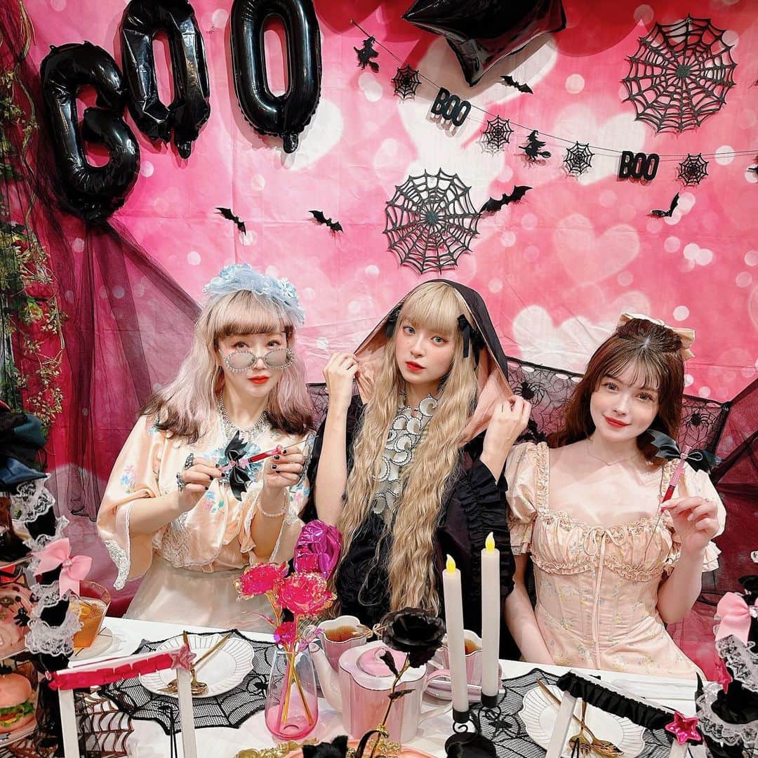 Etsuna otsukAのインスタグラム：「🎃Happy Halloween🎃 お人形さんような @misa2queen @_erika0819 と 👻楽しいハロウィンパーティ👻 本当にリカちゃんランドにいる感じ✨2人動いてるリカちゃんちゃんとディナー🍽️😍最高のハッピーでした！ 中板橋にある @remember6758 ギャラリーカフェの貸切partyはおすすめ💓可愛くて美味しいです！今はハロウィンテーマ👻✨ #ハロウィン #halloween」